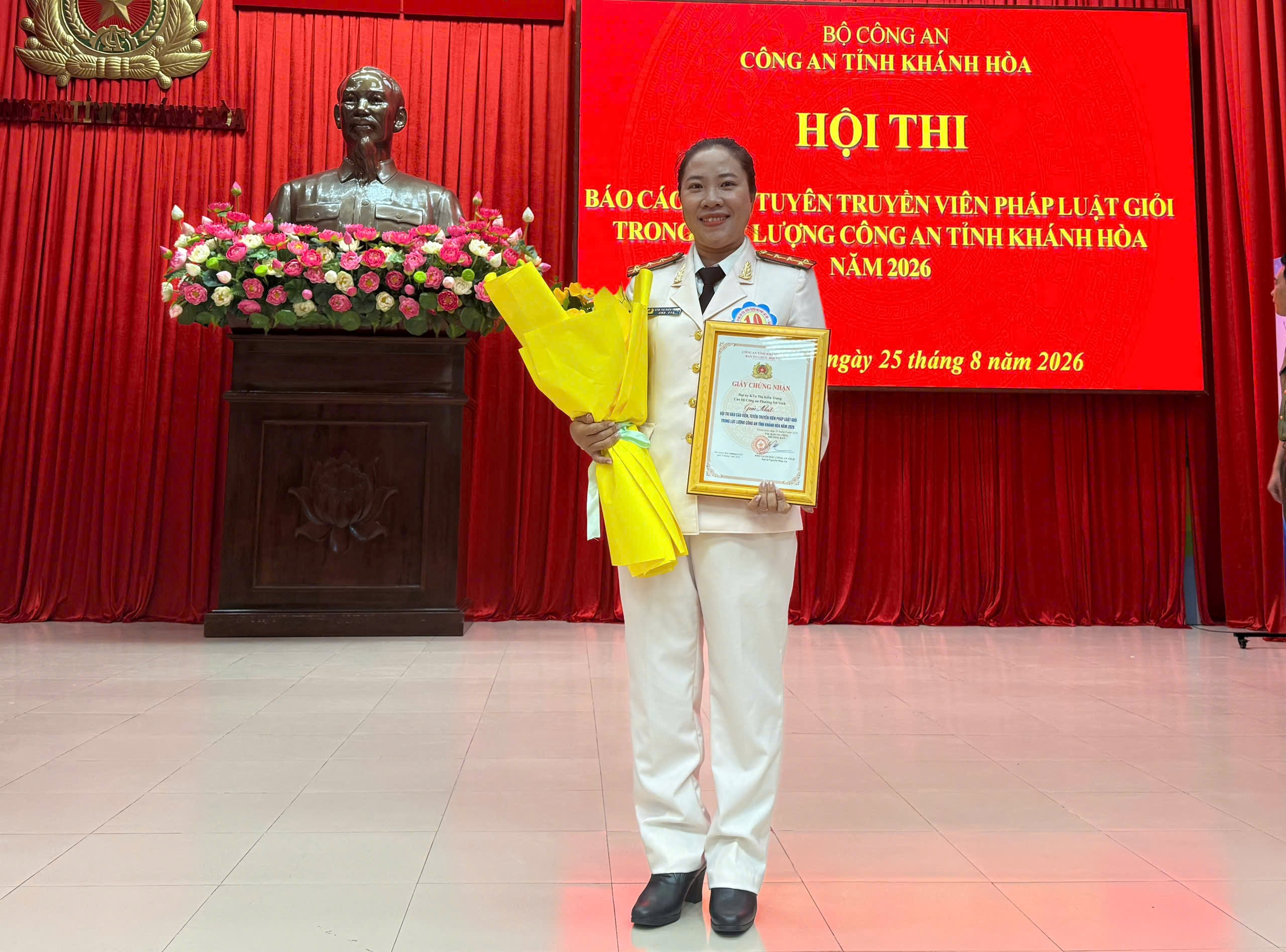 Đại uý K Tơ Thị Kiều Trang - Cán bộ Công an phường Đô Vinh xuất sắc giành Giải Nhất Cuộc thi Báo cáo viên, tuyên truyền viên pháp luật giỏi trong Công an tỉnh Khánh Hòa năm 2026