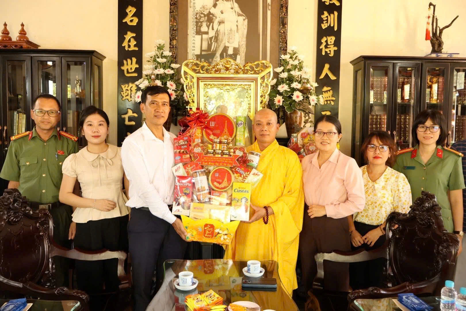 Công an phường Đô Vinh thăm, tặng quà các cơ sở Phật Giáo trên địa bàn phường nhân Đại lễ Vu Lan – Báo hiếu năm 2026