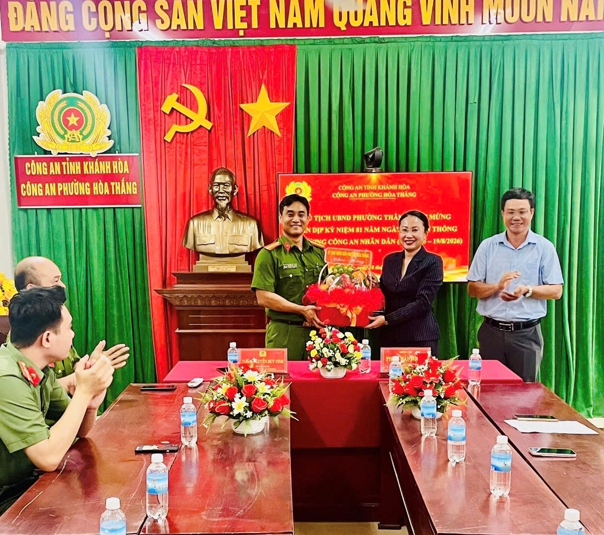 Chủ tịch Ủy ban nhân dân phường Hòa Thắng đến thăm và chúc mừng lực lượng Công an phường