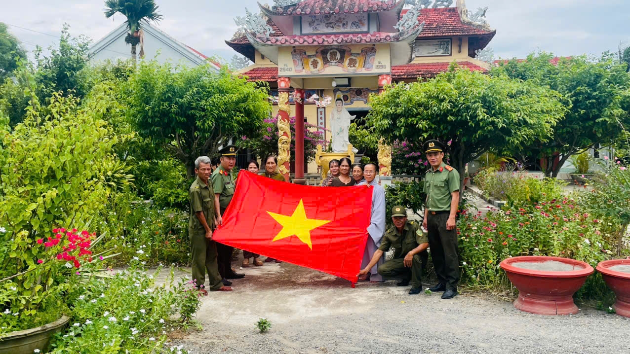 Công an phường Hoà Thắng tặng cờ, vận động treo cờ Tổ quốc tại các cơ sở Tôn giáo