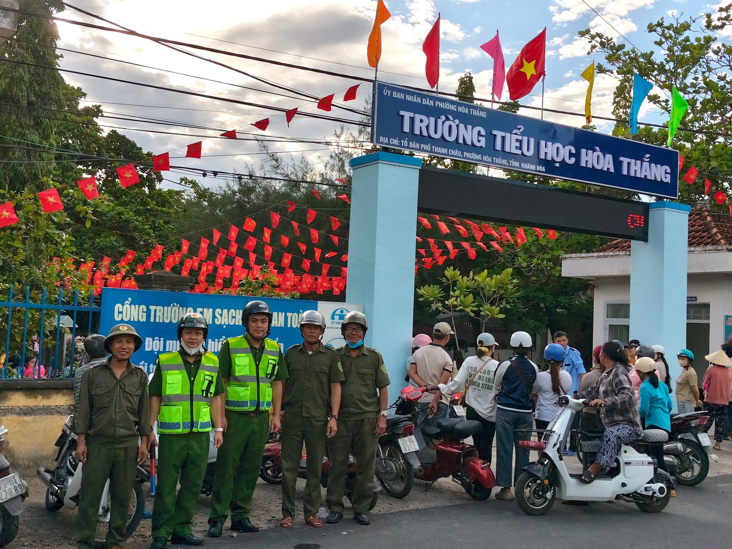 Công an phường Hòa Thắng đồng hành cùng ngày hội 