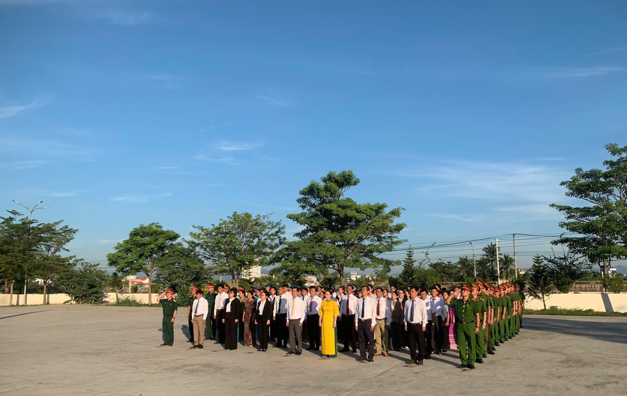 Ủy ban nhân dân phường Hòa Thắng tổ chức chào cờ tháng 8/2026 gắn với sinh hoạt chuyên đề “Vì an ninh Tổ quốc - Vì bình yên cuộc sống nhân dân”