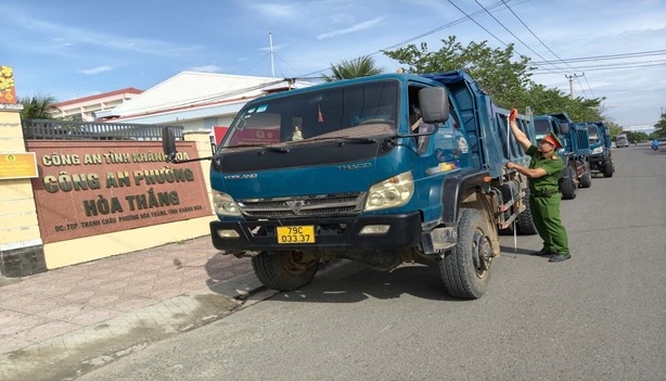 Công an phường Hòa Thắng triển khai tổng rà soát phương tiện xe mô tô của công nhân tại các khu công nghiệp; xe tải tự đổ dưới 15.000kg, xe Limousine, xe kinh doanh vận tải khách