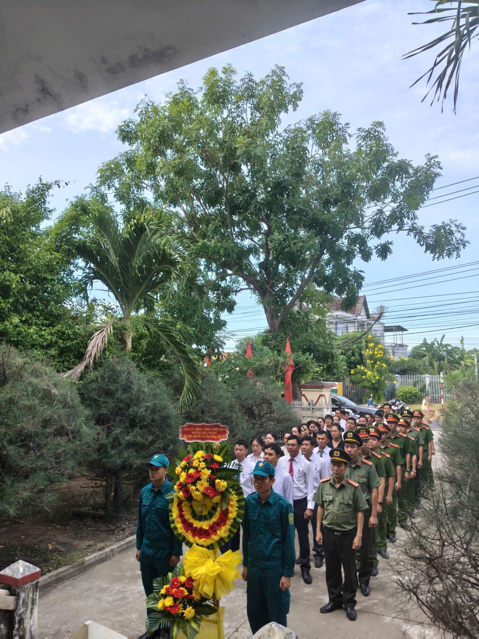 Lễ viếng nhà bia tưởng niệm các anh hùng liệt sĩ nhân Ngày Thương binh - Liệt sĩ 27/7 tại phường Hòa Thắng