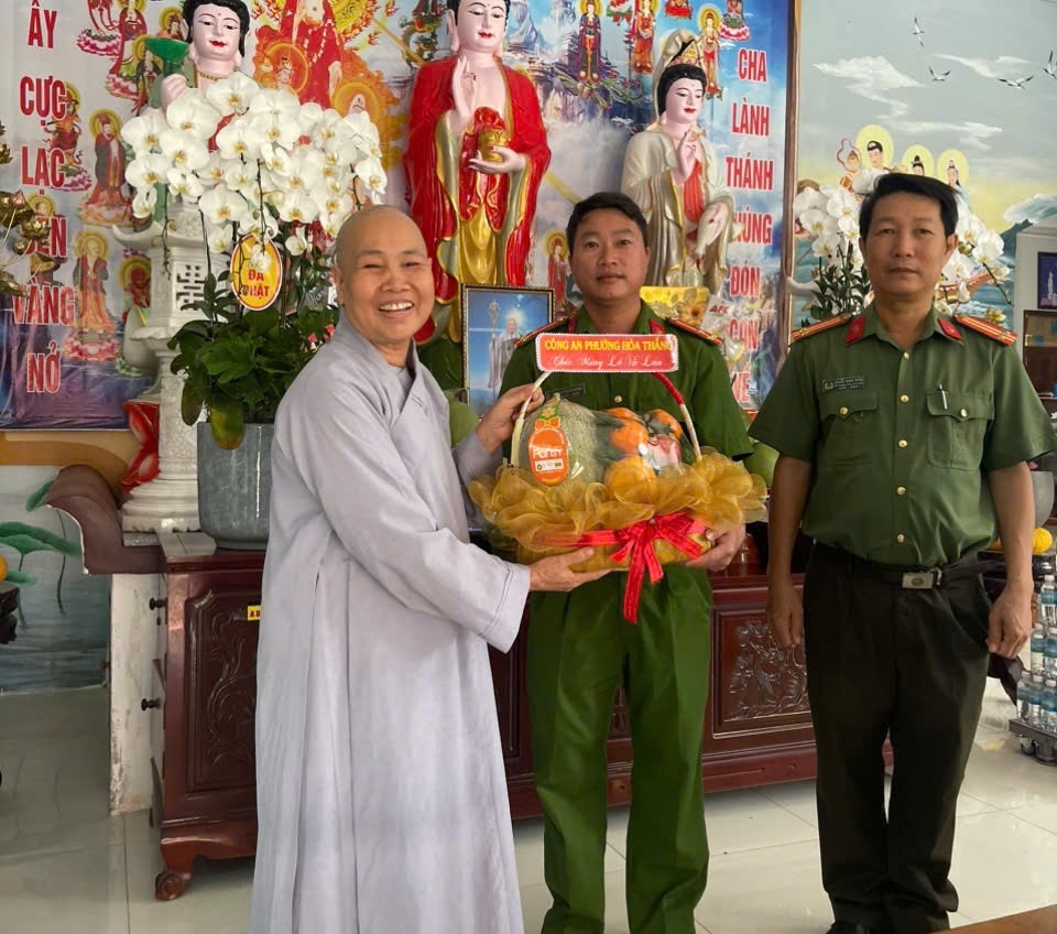 Công an phường Hoà Thắng tổ chức thăm, tặng quà các cơ sở Phật giáo nhân dịp Đại lễ Vu Lan báo hiếu năm 2026