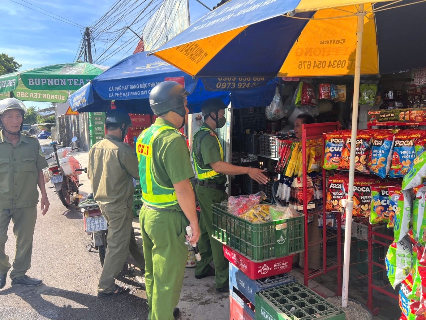 Công an phường Hòa Thắng ra quân lập lại trật tự đô thị, giải tỏa lấn chiếm lòng đường, vỉa hè