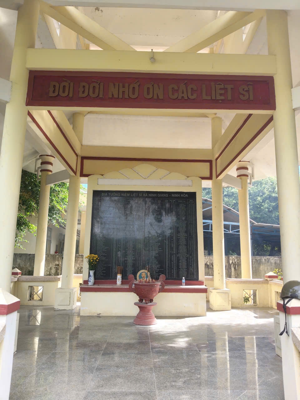 Công an phường Hòa Thắng ra quân chỉnh trang khuôn viên Đài tưởng niệm các Anh hùng liệt sĩ