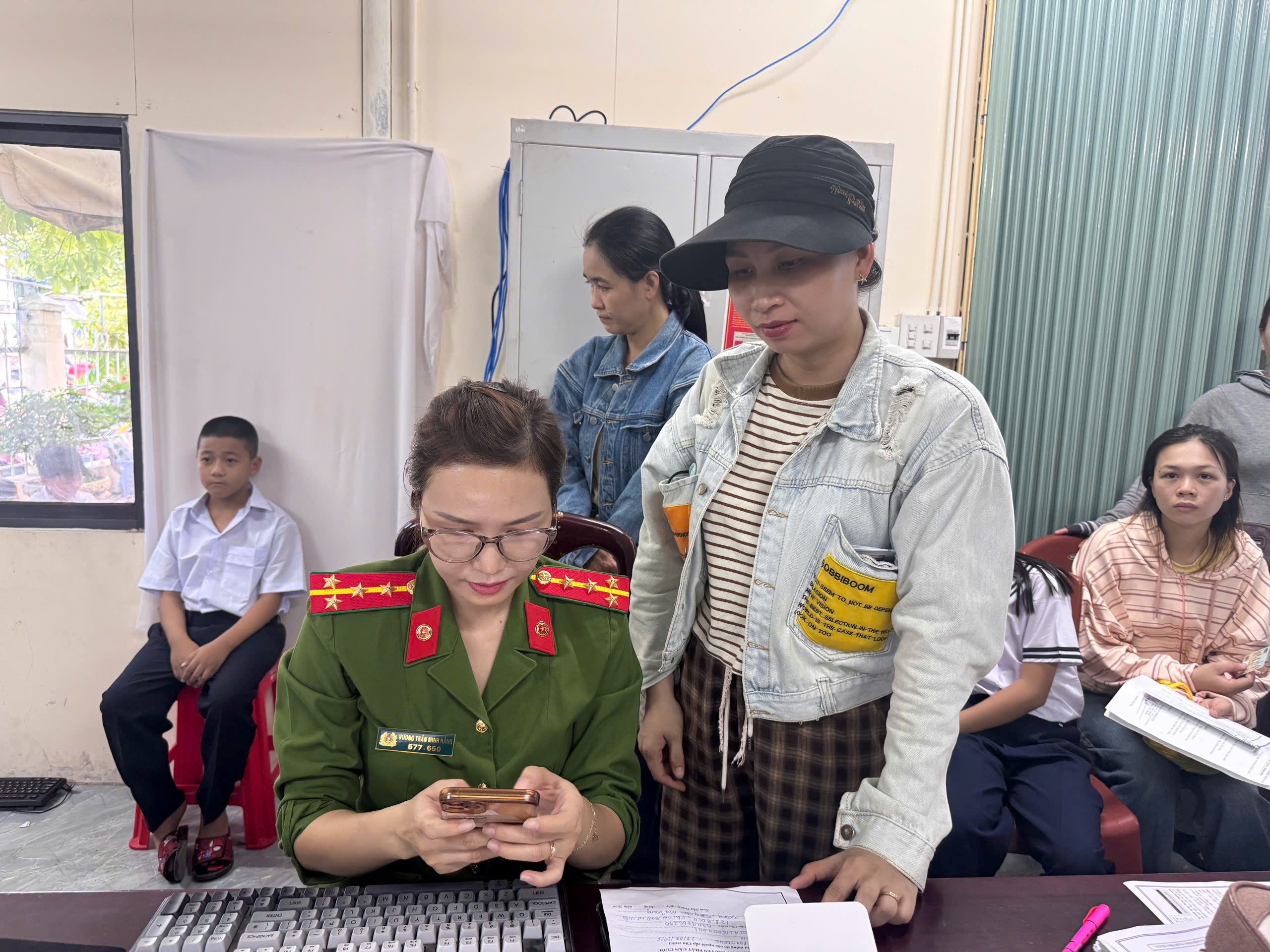 Công an phường Nam Nha Trang triển khai cao điểm cấp Căn cước và định danh điện tử cho công dân