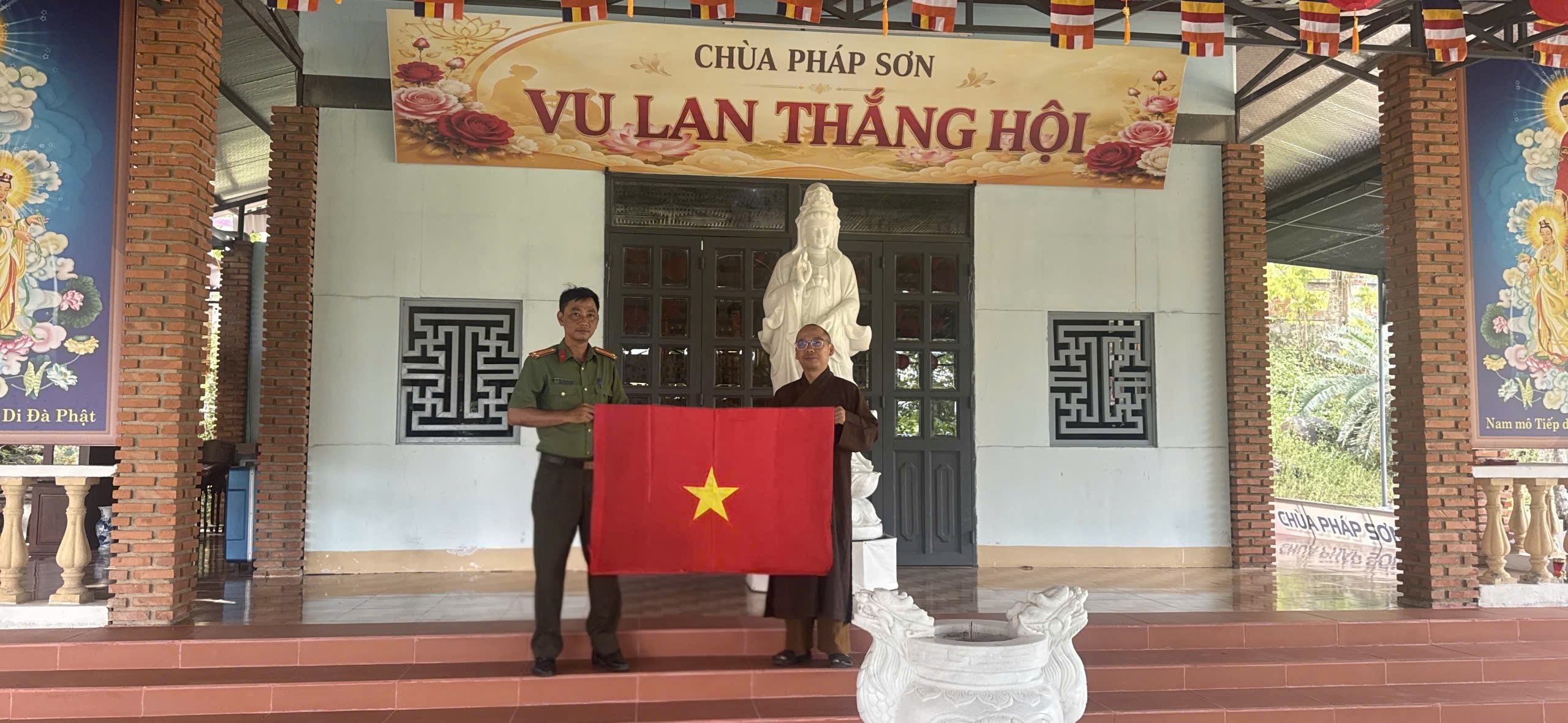 Công an phường Nam Nha Trang thăm hỏi, tặng cờ tổ quốc cho các cơ sở tôn giáo nhân dịp Lễ Quốc khánh 2/9