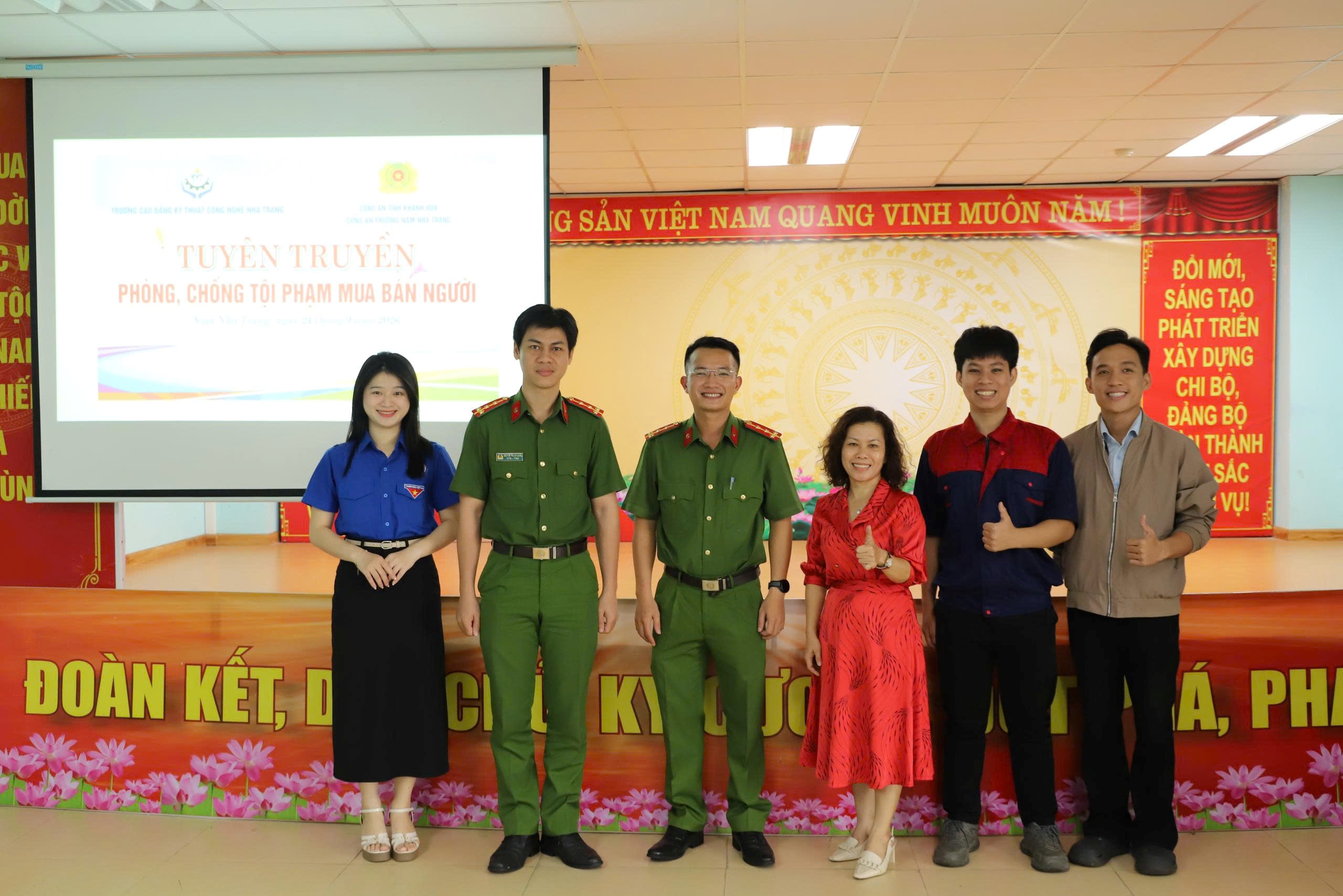 Công an phường Nam Nha Trang phối hợp tuyên truyền phòng, chống mua bán người, phòng, chống bạo lực học đường và phòng ngừa thanh thiếu niên vi phạm pháp luật