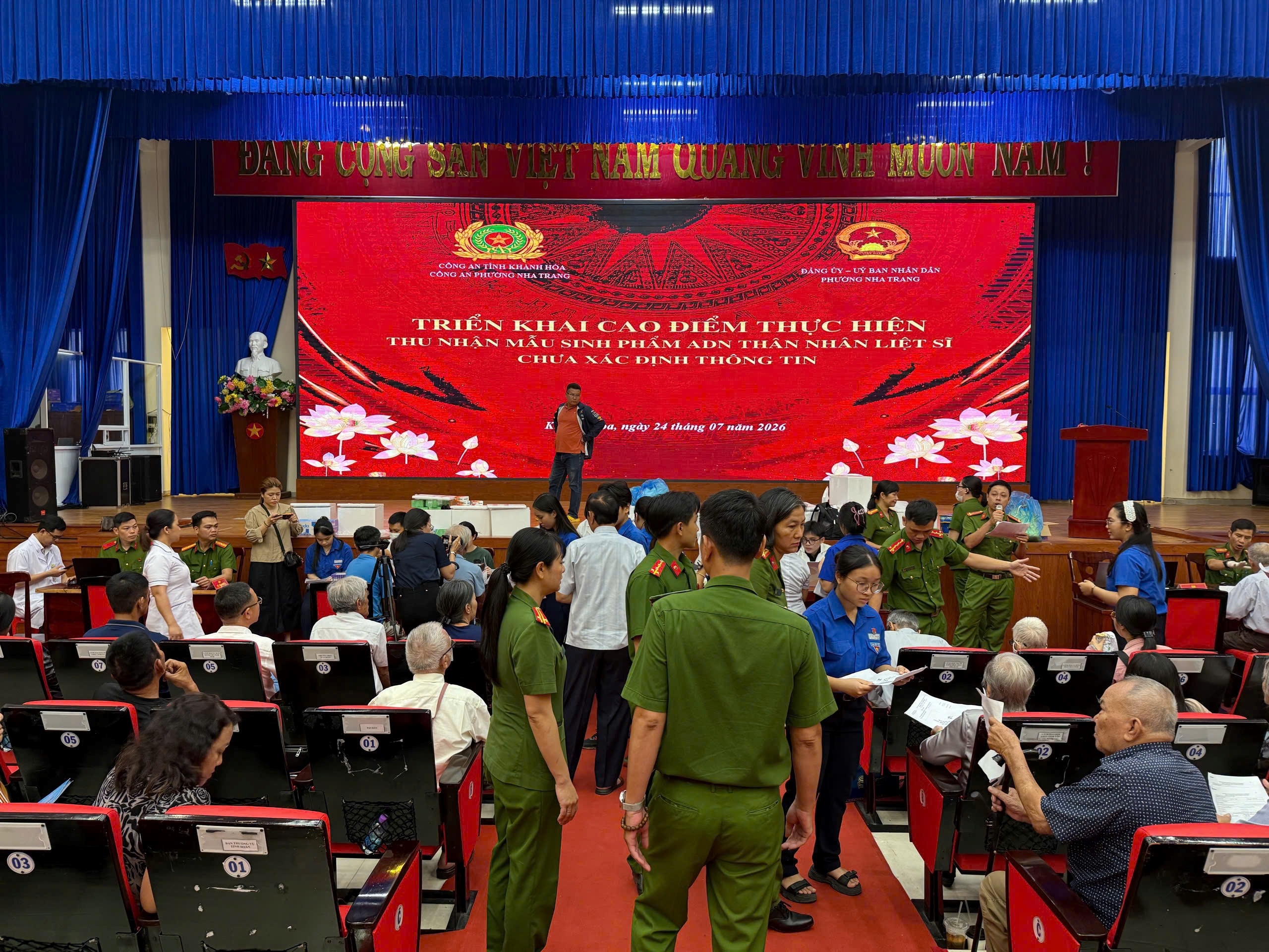 Công an phường Nha Trang phối hợp với các lực lượng chức năng tổ chức thu mẫu sinh phẩm ADN thân nhân liệt sĩ chưa xác định được thông tin