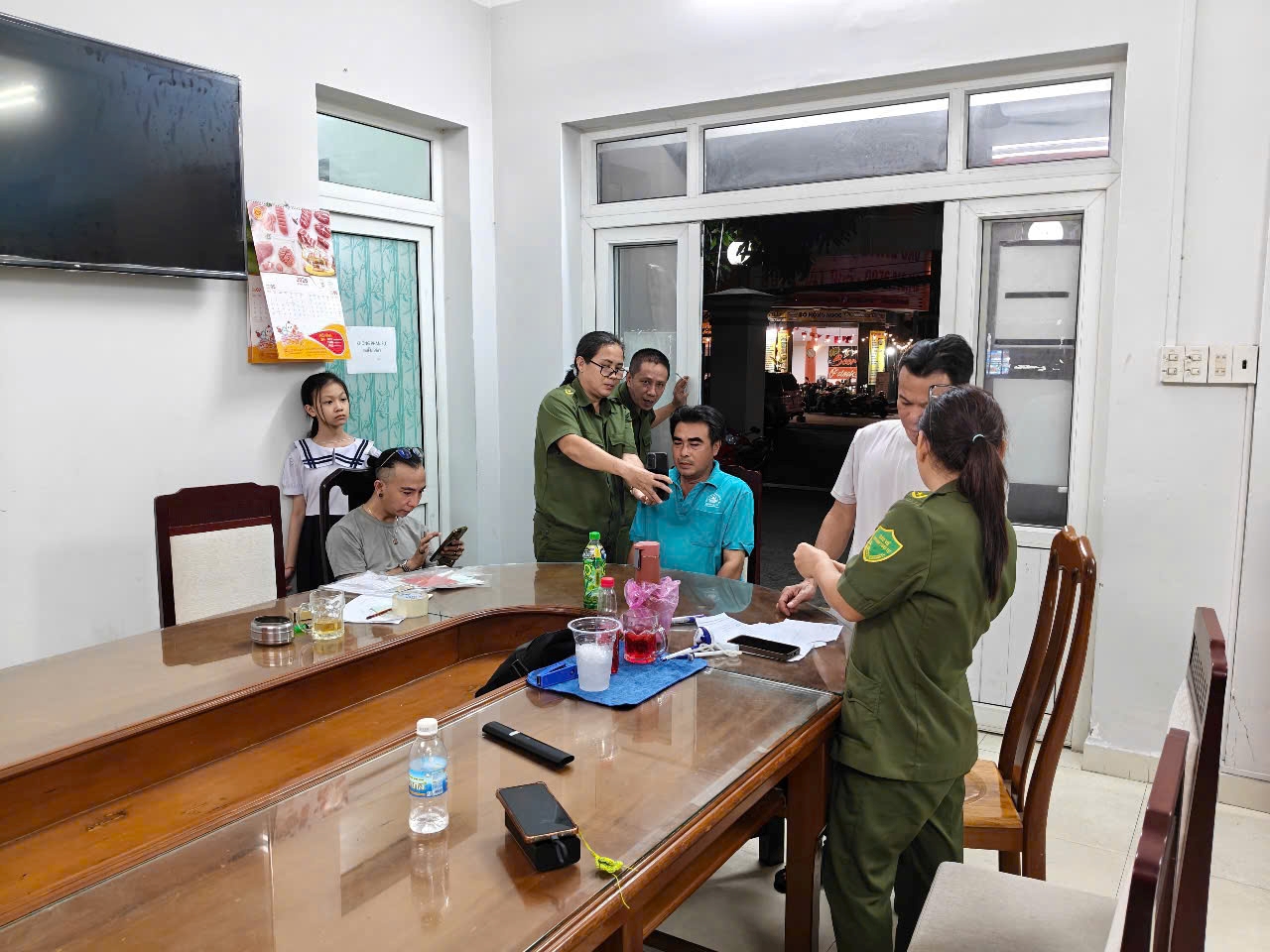 Công an phường Nha Trang phối hợp lực lượng tham gia bảo vệ an ninh, trật tự ở cơ sở thực hiện kích hoạt tài khoản định danh điện tử