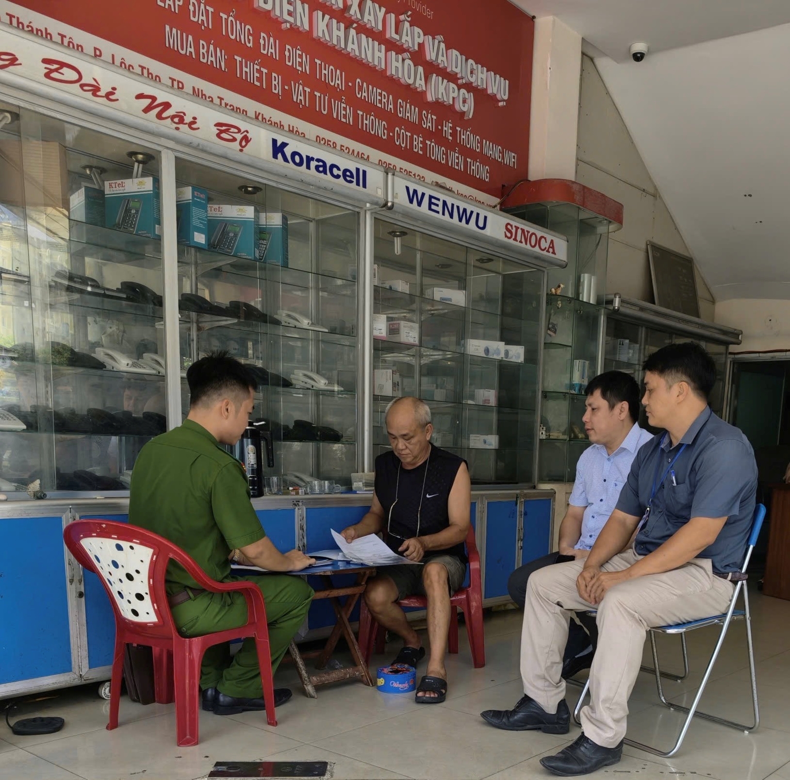 Công an phường Nha Trang kiểm tra việc chấp hành quy định pháp luật của các cơ sở trong hoạt động kinh doanh dịch vụ cho thuê xe máy