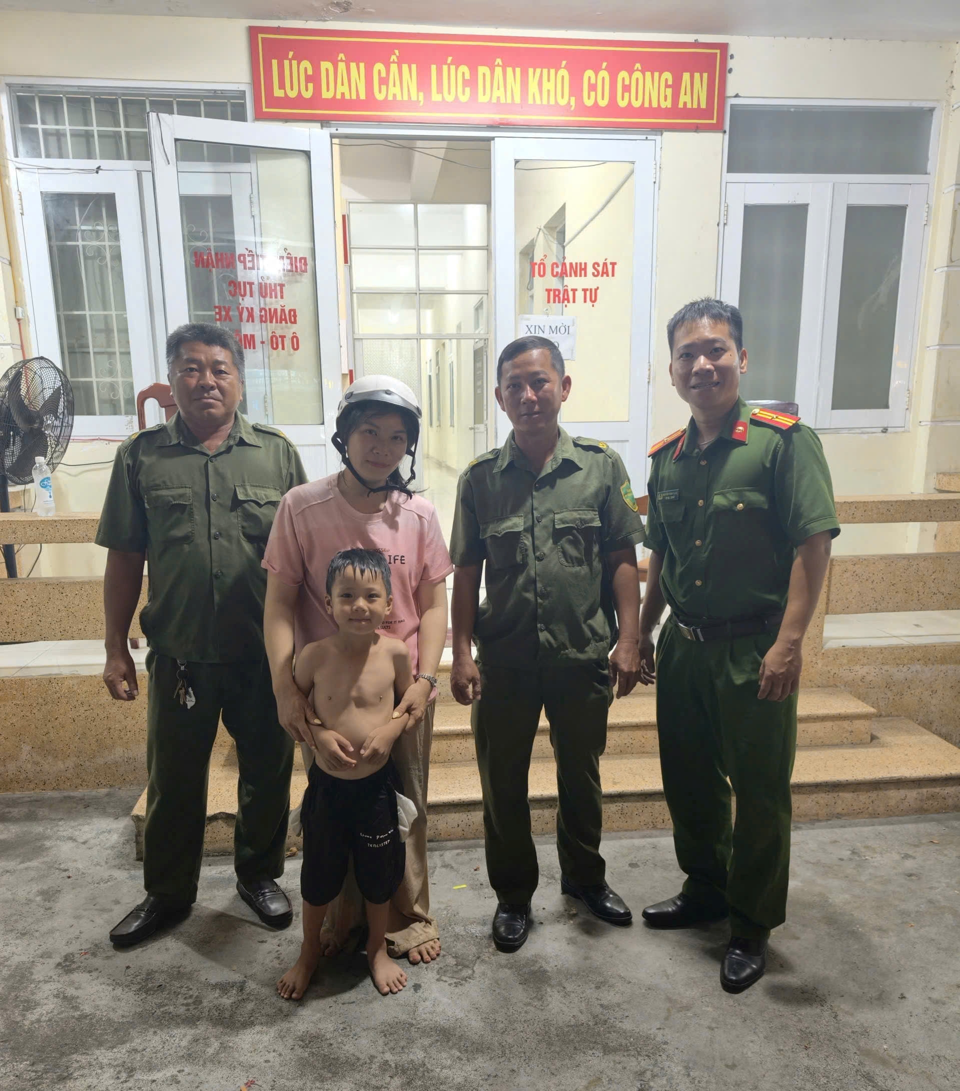Công an phường Nha Trang hỗ trợ người dân tìm trẻ đi lạc