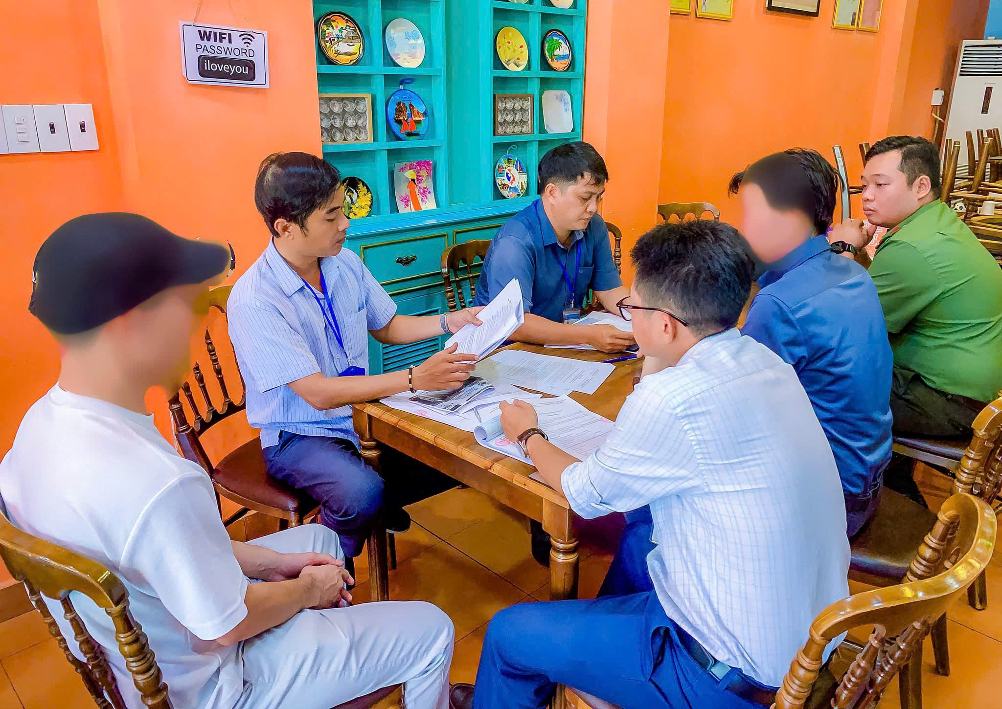 Công an phường Nha Trang phối hợp Tổ liên ngành kiểm tra các cơ sở kinh doanh có biển hiệu, bảng quảng cáo không đúng quy định của pháp luật