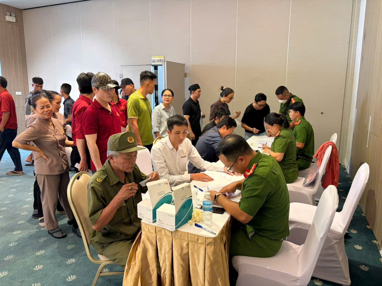 Công an phường Nha Trang tổ chức xét nghiệm ma túy đối với nhân viên, người lao động tại Khách sạn D'Qua
