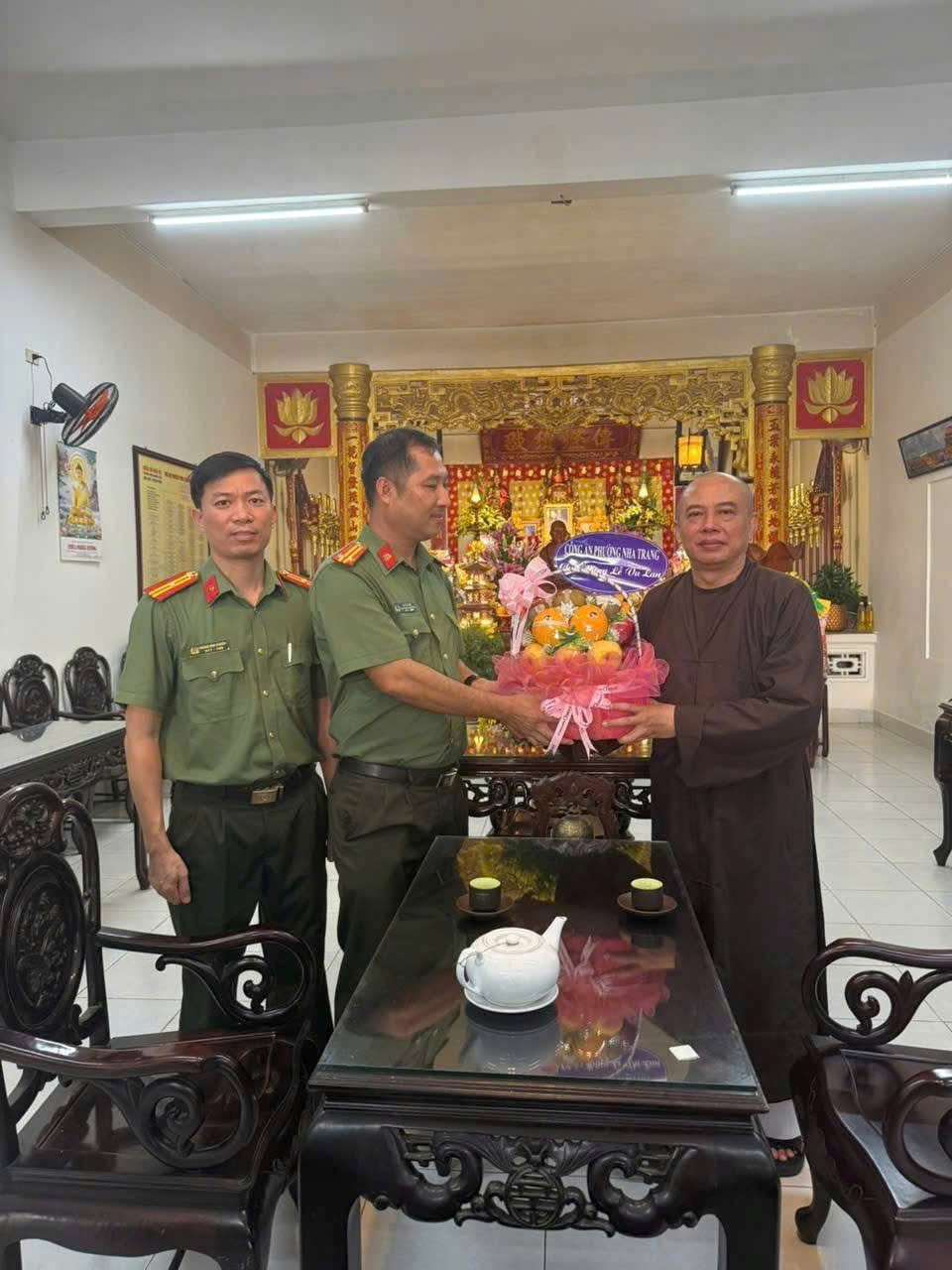 Công an phường Nha Trang cùng đoàn công tác của địa phương thăm, tặng quà các cơ sở Phật giáo trên địa bàn