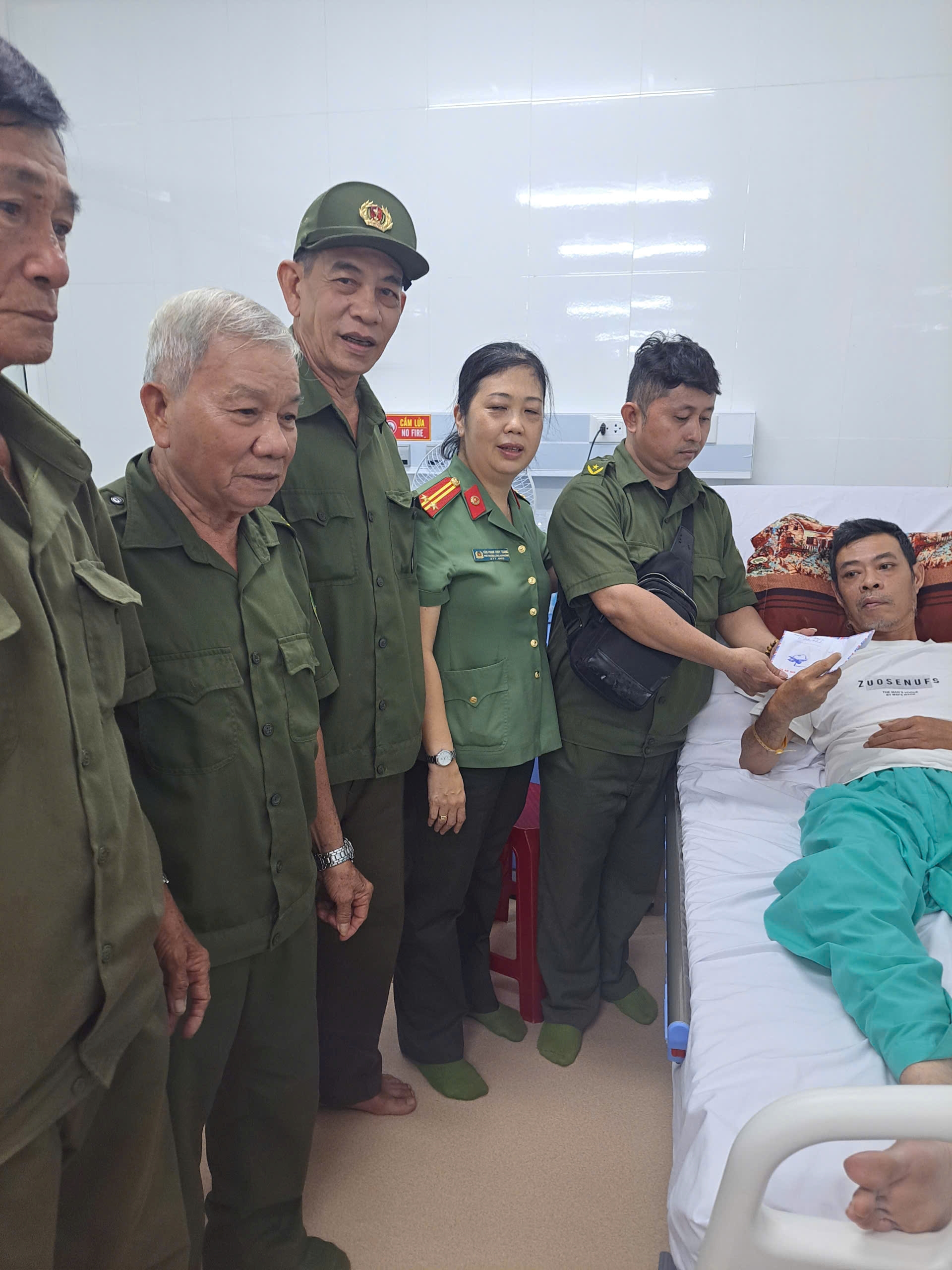 Công an phường Nha Trang cùng lực lượng tham gia bảo vệ ANTT ở cơ sở thăm hỏi thành viên có hoàn cảnh khó khăn