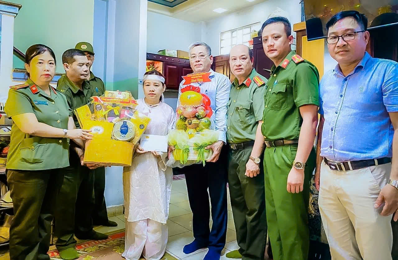 Đoàn công tác của Công an tỉnh Khánh Hoà, Lãnh đạo UBND phường thăm, động viên thành viên lực lượng tham gia bảo vệ an ninh trật tự ở cơ sở có hoàn cảnh khó khăn