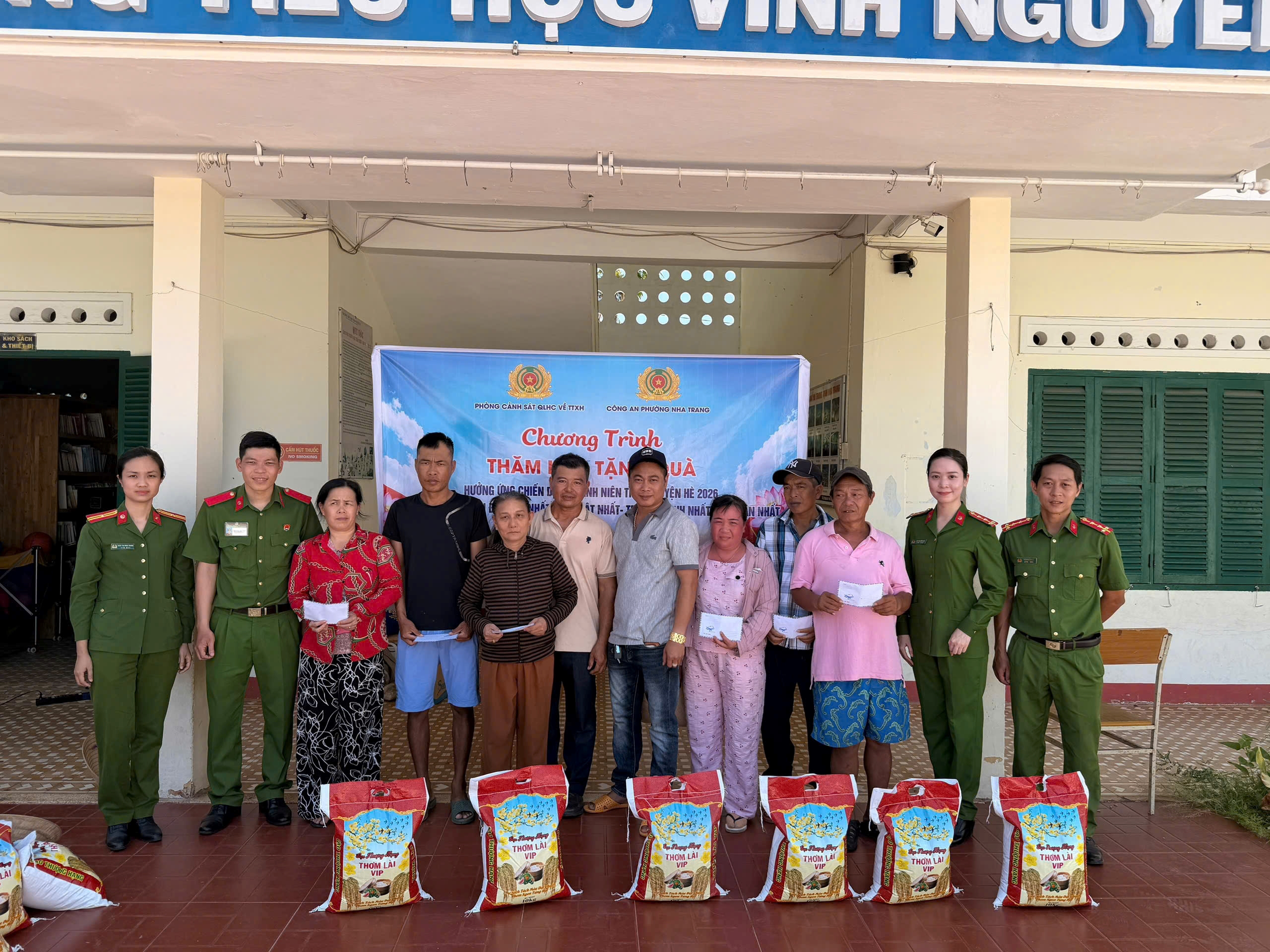 Công an phường Nha Trang phối hợp thăm, tặng quà cho các hộ gia đình có hoàn cảnh khó khăn tại TDP Trí Nguyên