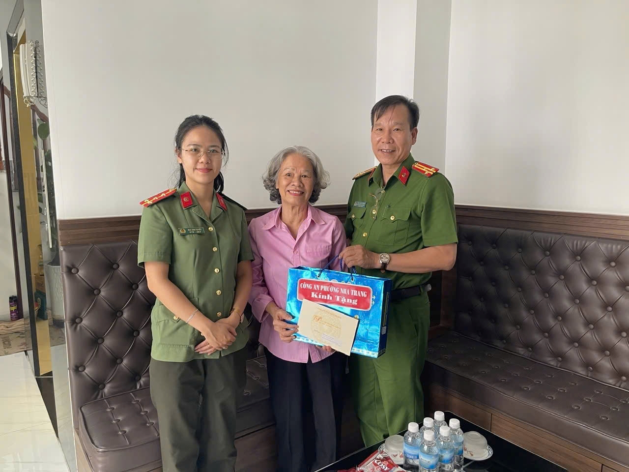 Công an phường Nha Trang thăm, tặng quà tri ân các gia đình Liệt sĩ nhân kỷ niệm 79 năm Ngày Thương binh - Liệt sĩ