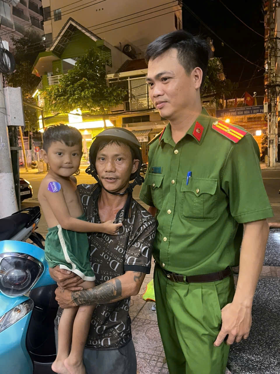 Công an phường Nha Trang hỗ trợ tìm người nhà cho cháu bé đi lạc