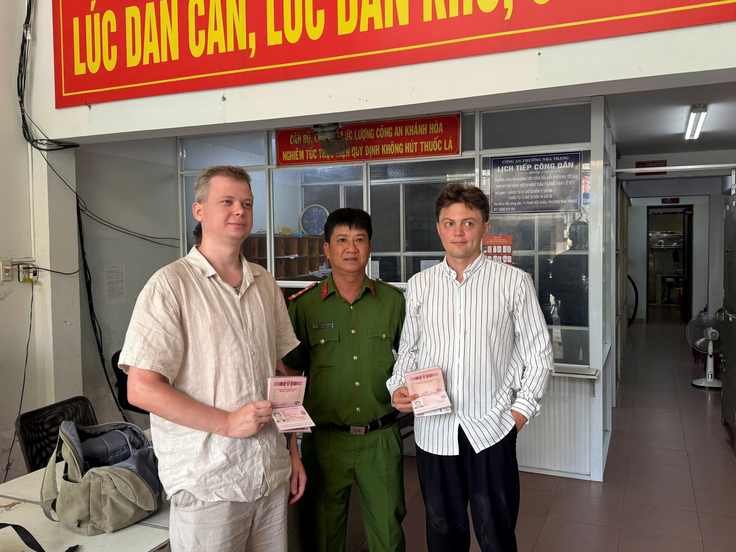 Công an phường Nha Trang trao trả tài sản thất lạc cho người dân