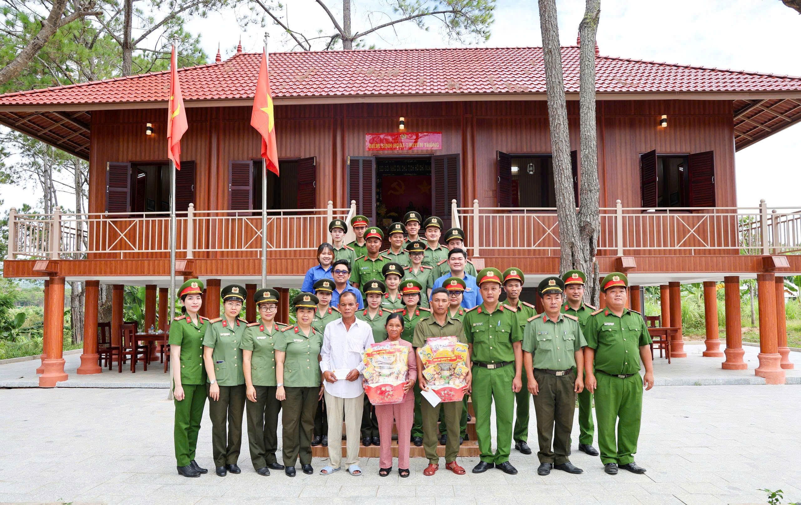 Công an phường Nha Trang tổ chức hoạt động về nguồn nhân kỷ niệm 81 năm Ngày truyền thống Công an nhân dân