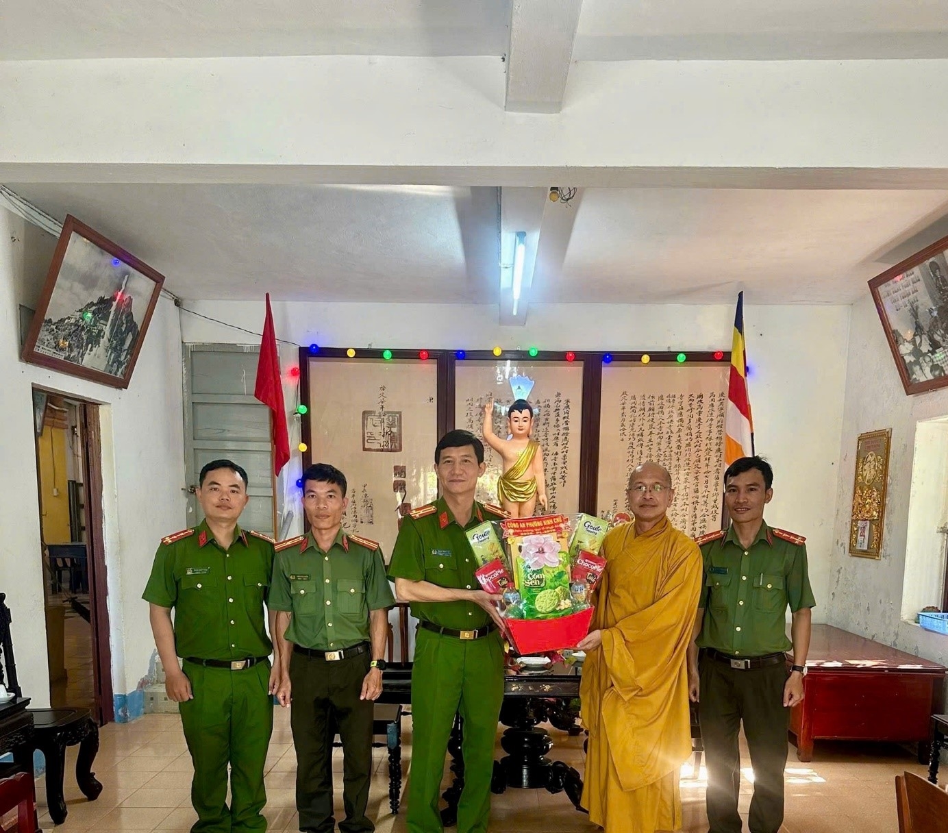 Công an phường Ninh Chử thăm, chúc mừng các cơ sở Phật giáo nhân dịp Đại Lễ Phật đản năm 2026