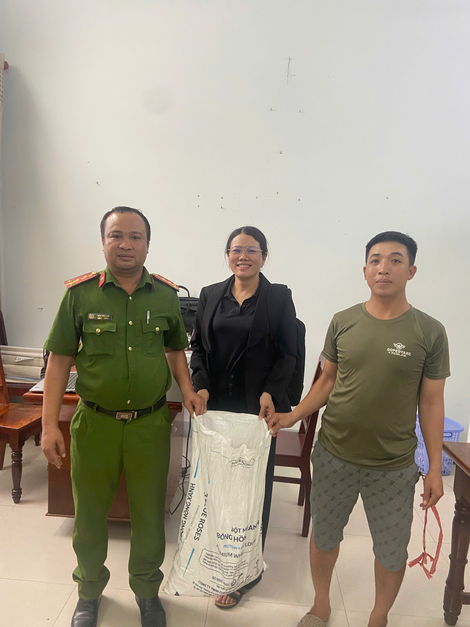 Công an phường Ninh Chử tiếp nhận cá thể trăn do người dân tự nguyện giao nộp