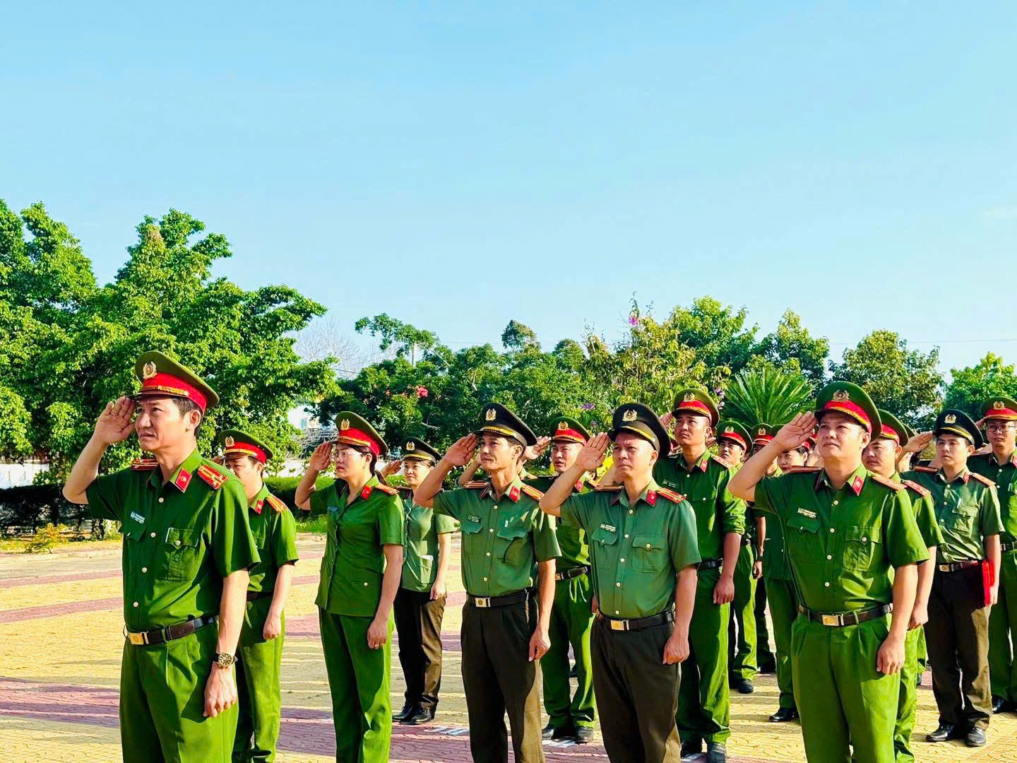 Công an phường Ninh Chử tổ chức Lễ Chào cờ tháng 10