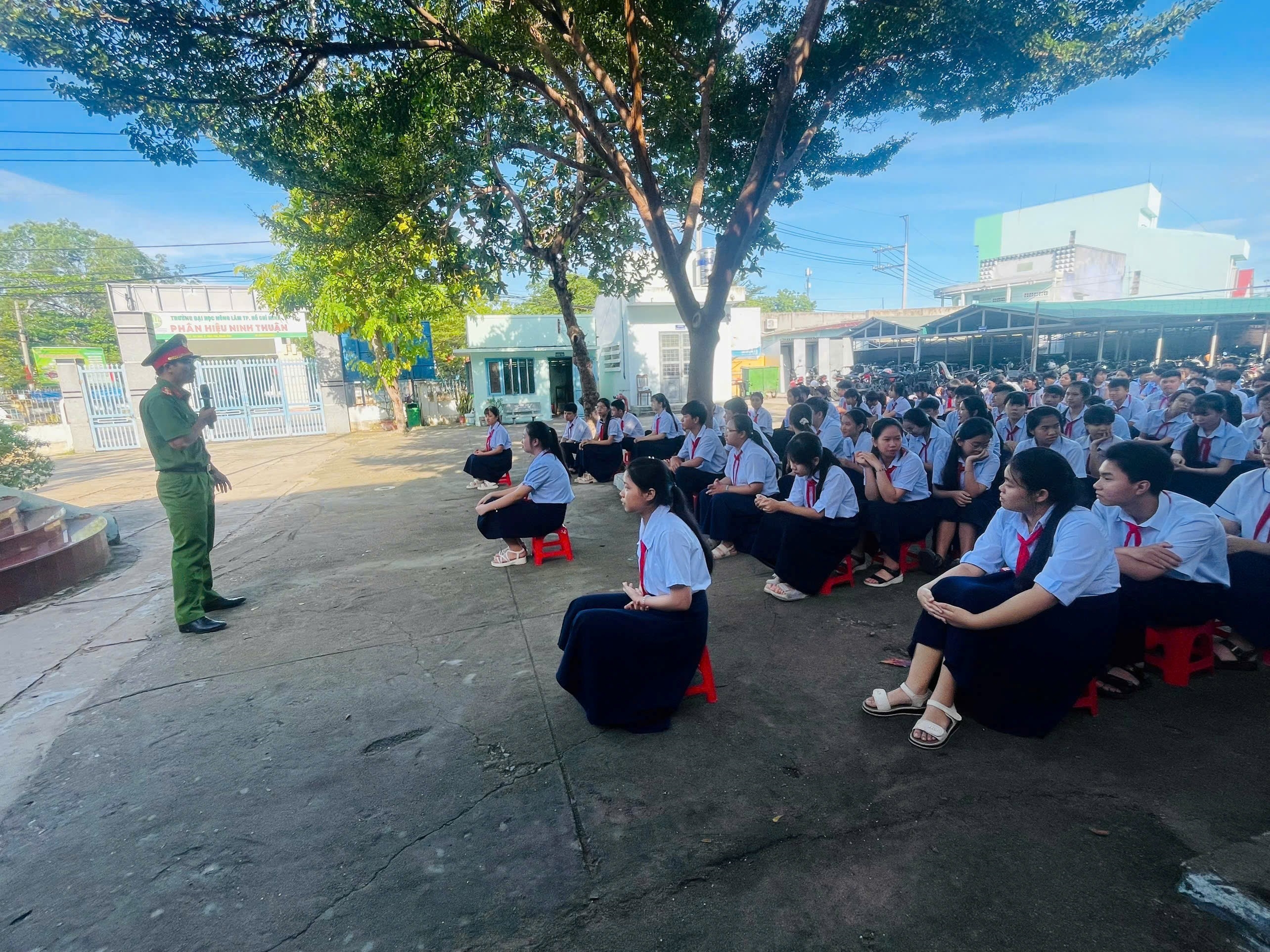 Công an phường Ninh Chử tuyên truyền, phổ biến pháp luật cho học sinh Trường THCS Đinh Bộ Lĩnh