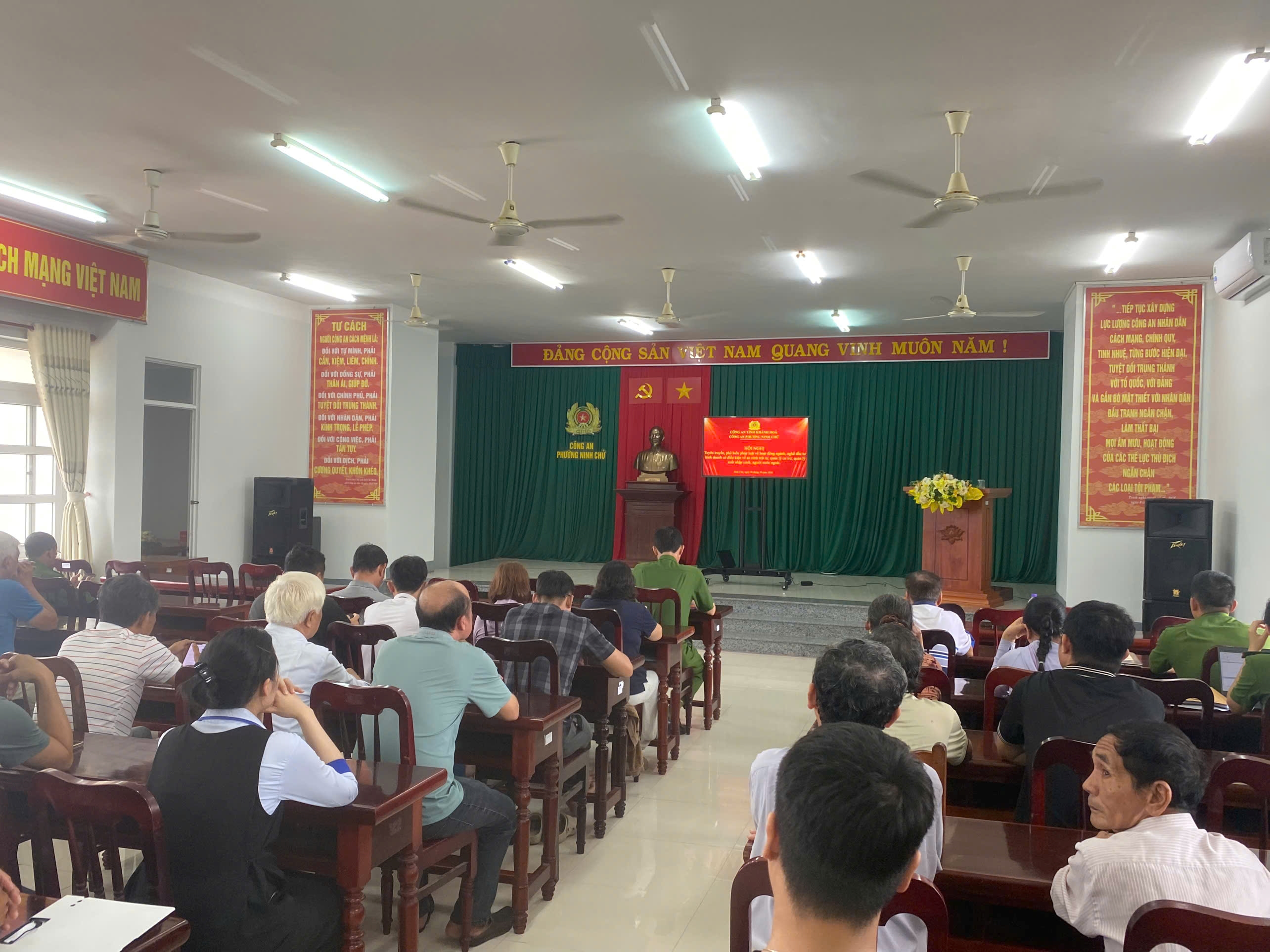 Công an phường Ninh Chử tuyên truyền phổ biến pháp luật về an ninh, trật tự trong hoạt động kinh doanh cho các tổ chức, cá nhân