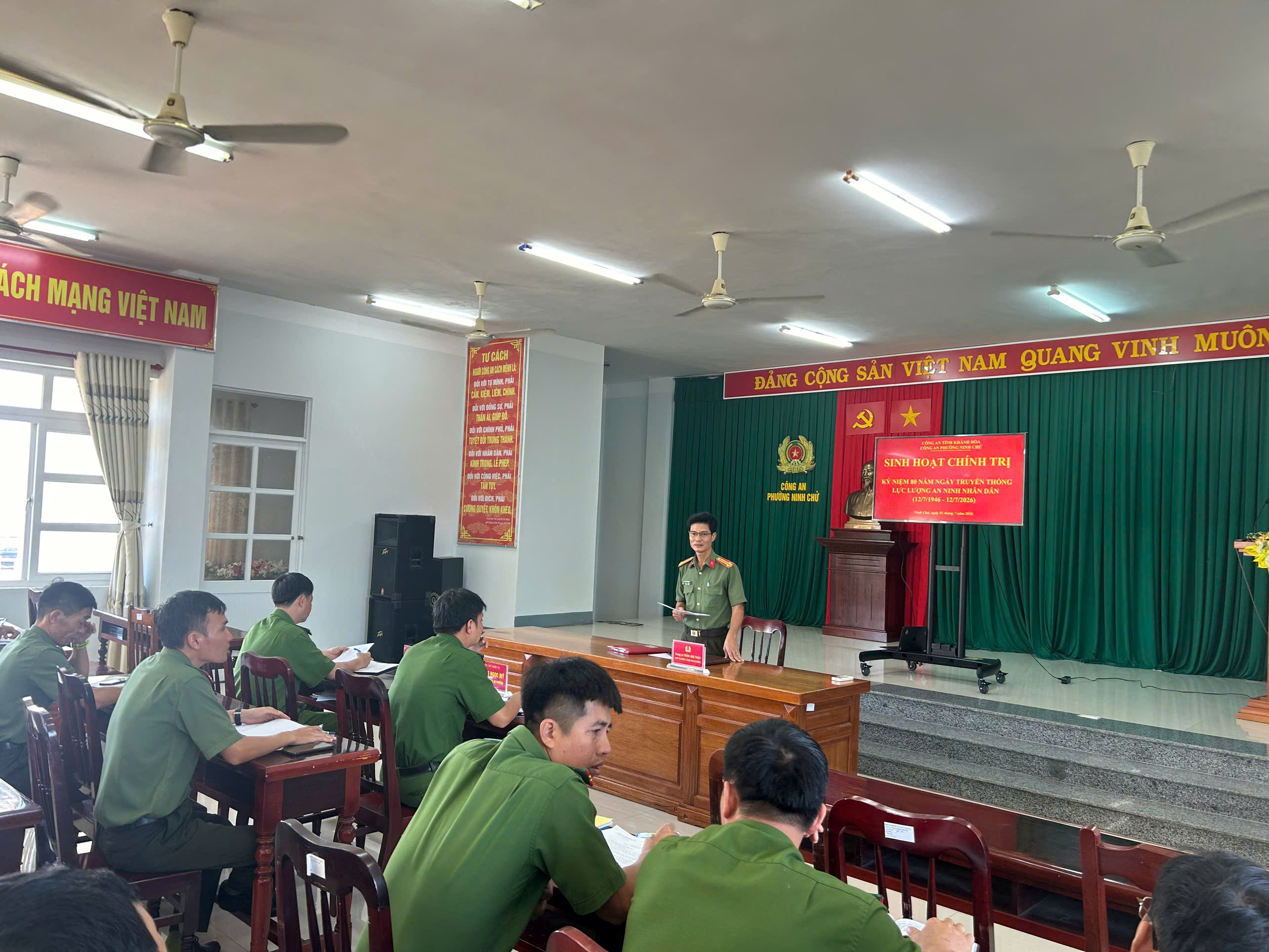 Công an phường Ninh Chử tổ chức sinh hoạt chính trị kỷ niệm 80 năm ngày truyền thống lực lượng An ninh nhân dân.