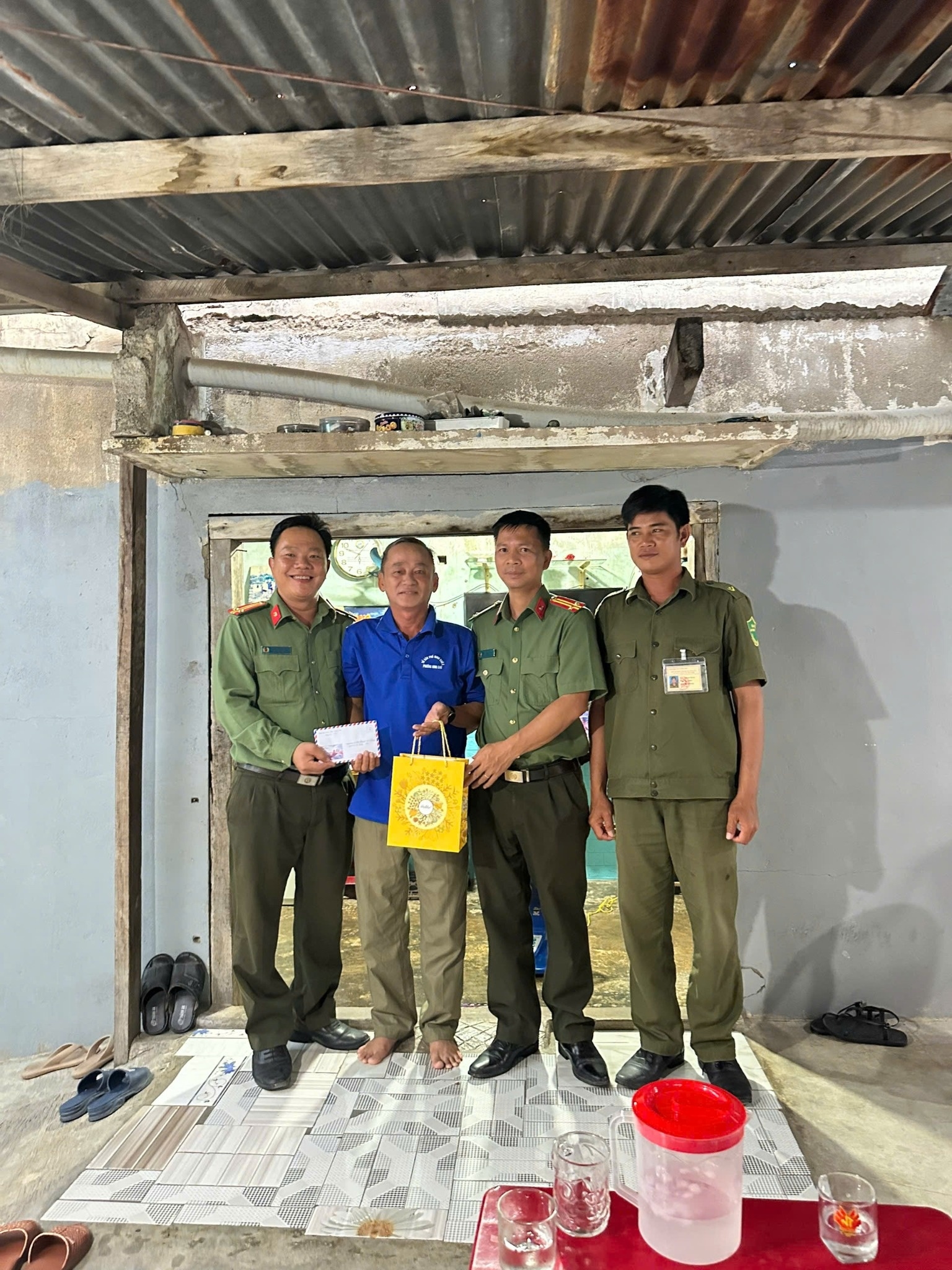 Công an phường Ninh Chử phối hợp thăm, tặng quà gia đình Lực lượng tham gia bảo vệ ANTT ở cơ sở