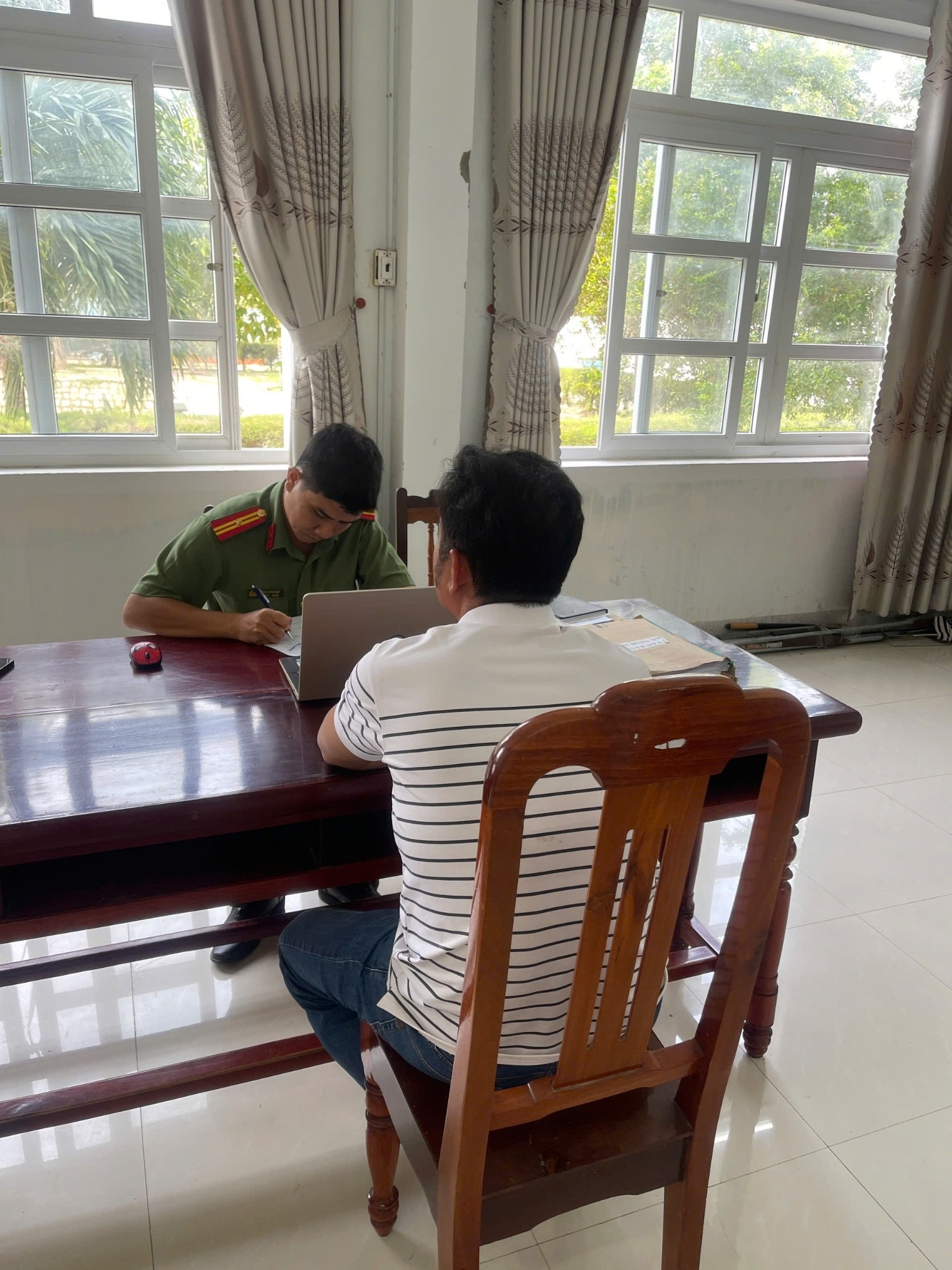 Công an phường Ninh Chử làm việc, tuyên truyền, giáo dục trường hợp có hoạt động tương tác nội dung xấu, độc trên mạng xã hội