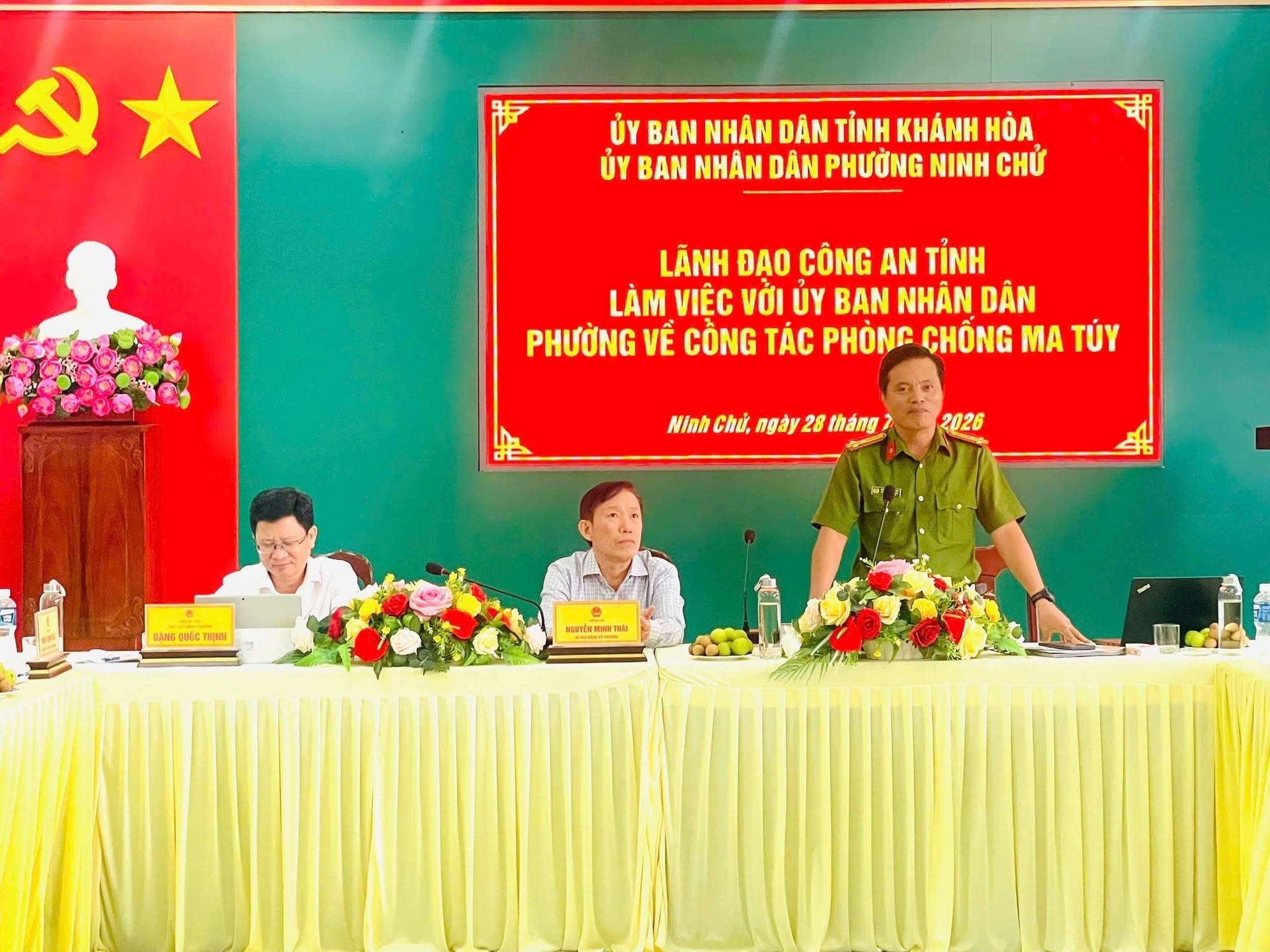 Đoàn công tác của Công an tỉnh Khánh Hòa làm việc với UBND phường Ninh Chử về công tác phòng, chống ma túy