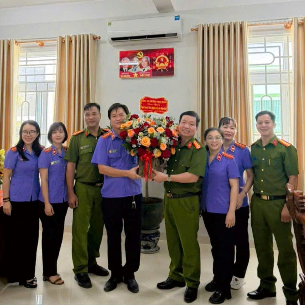 Công an phường Phan Rang thăm, tặng quà và chúc mừng Viện kiểm sát Nhân dân khu vực 5 nhân dịp Kỷ niệm 66 năm Ngày truyền thống ngành Kiểm sát nhân dân.