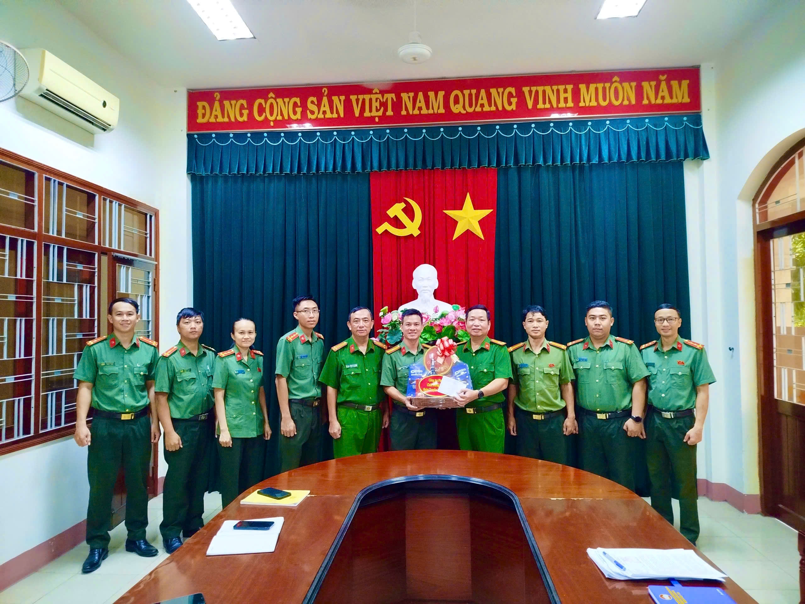 Thăm, tặng quà và động viên cán bộ chiến sĩ nhân dịp Kỷ niệm 80 năm ngày truyền thống Lực lượng An ninh Nhân dân (12/7/1946 – 12/7/2026).