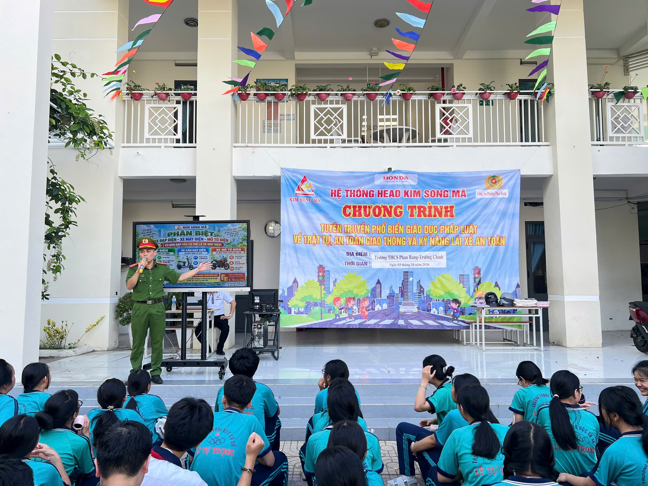 Công an phường Phan Rang chung tay xây dựng văn hóa giao thông học đường