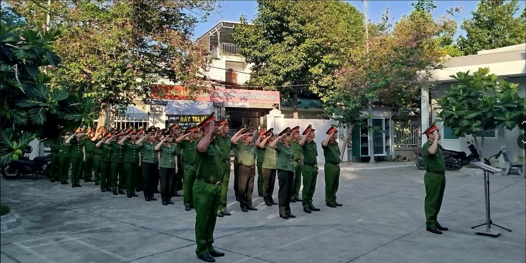 Công an phường Phan Rang phát động phong trào thi đua đặc biệt trong buổi chào cờ tháng 4 năm 2026