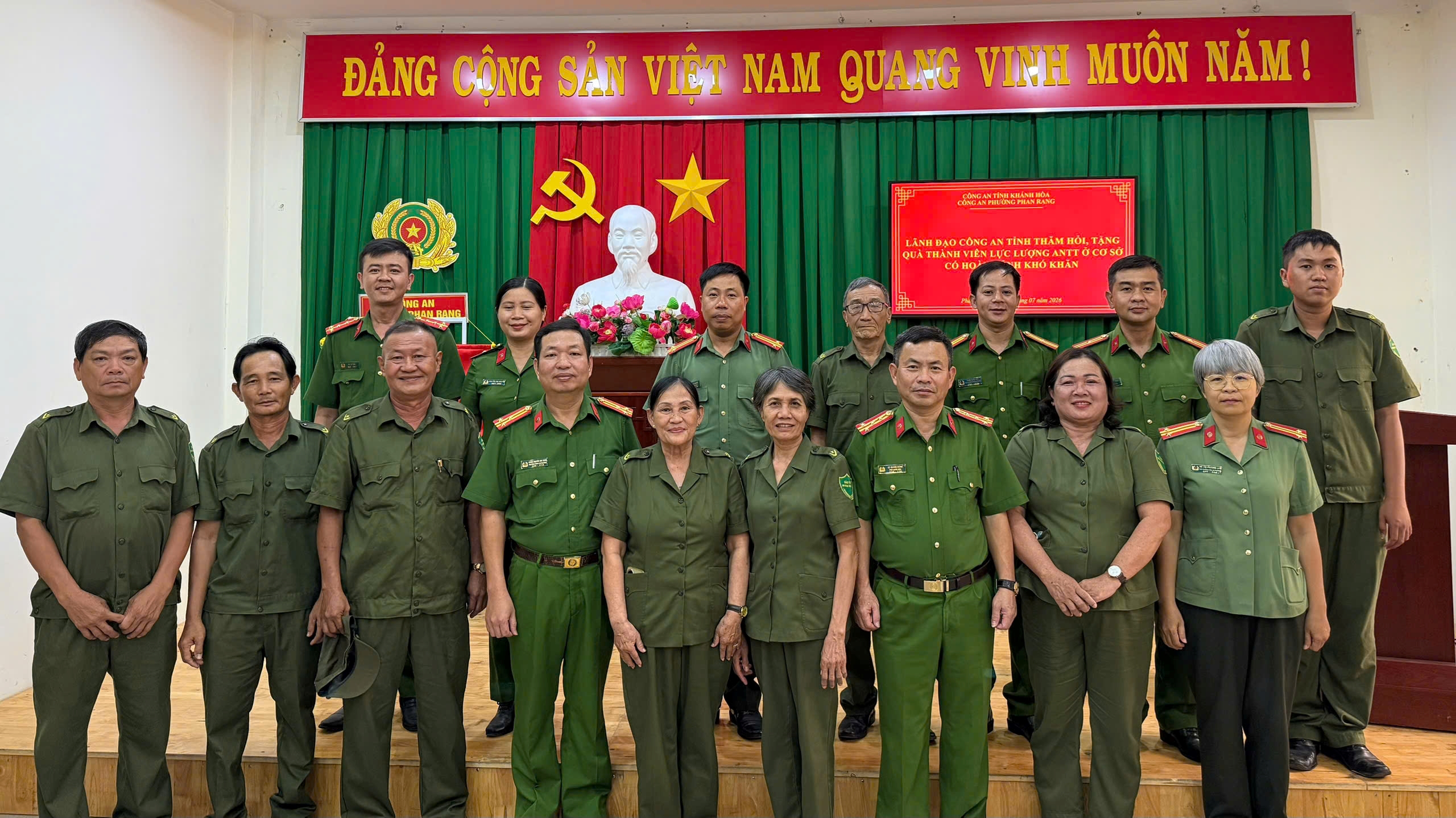 Lãnh đạo Công an tỉnh Khánh Hòa thăm hỏi, tặng quà thành viên lực lượng tham gia bảo vệ an ninh, trật tự ở cơ sở có hoàn cảnh khó khăn
