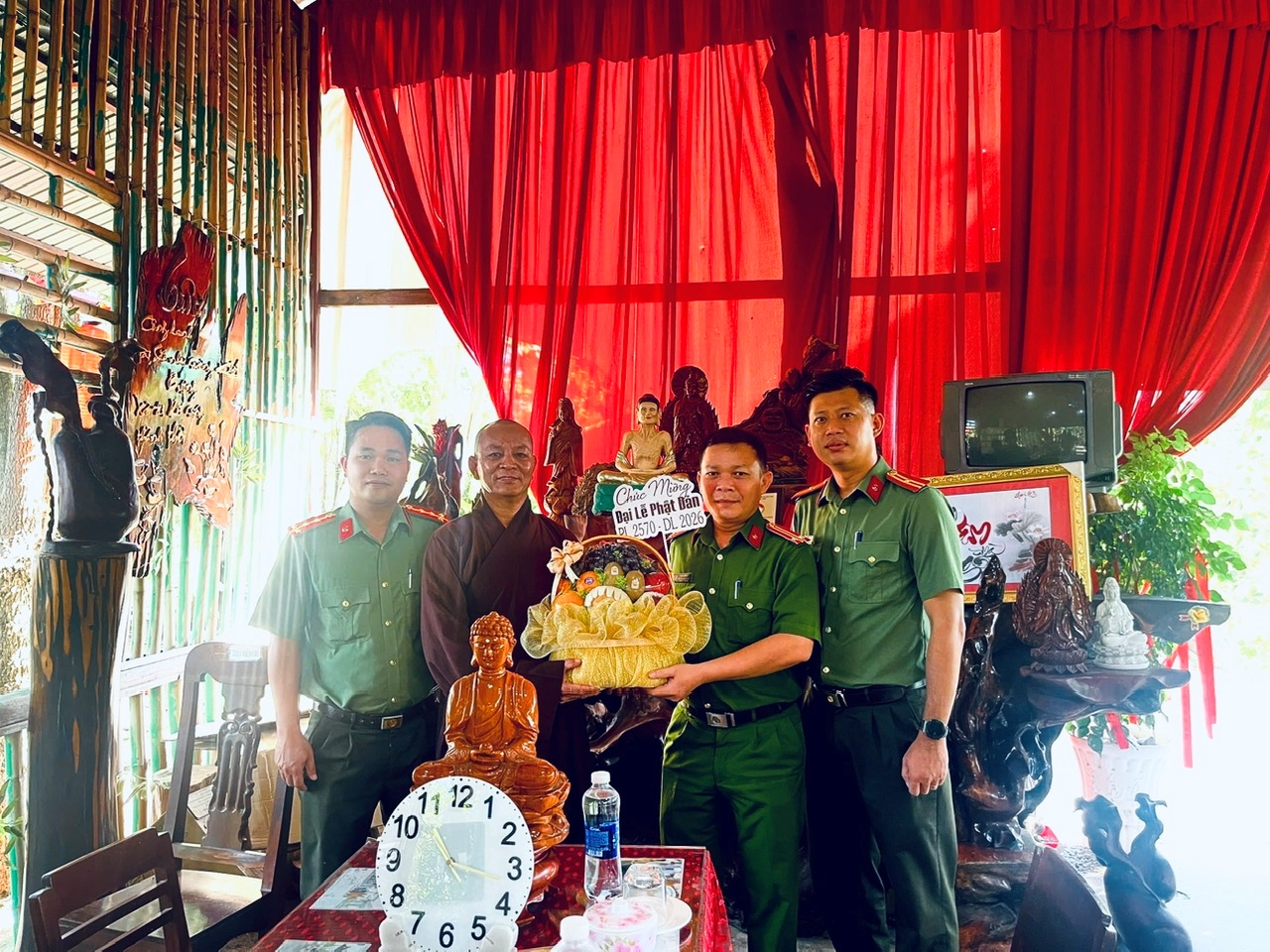 Công an xã Anh Dũng thăm, chúc mừng cơ sở Phật giáo nhân dịp Đại lễ Phật đản năm 2026