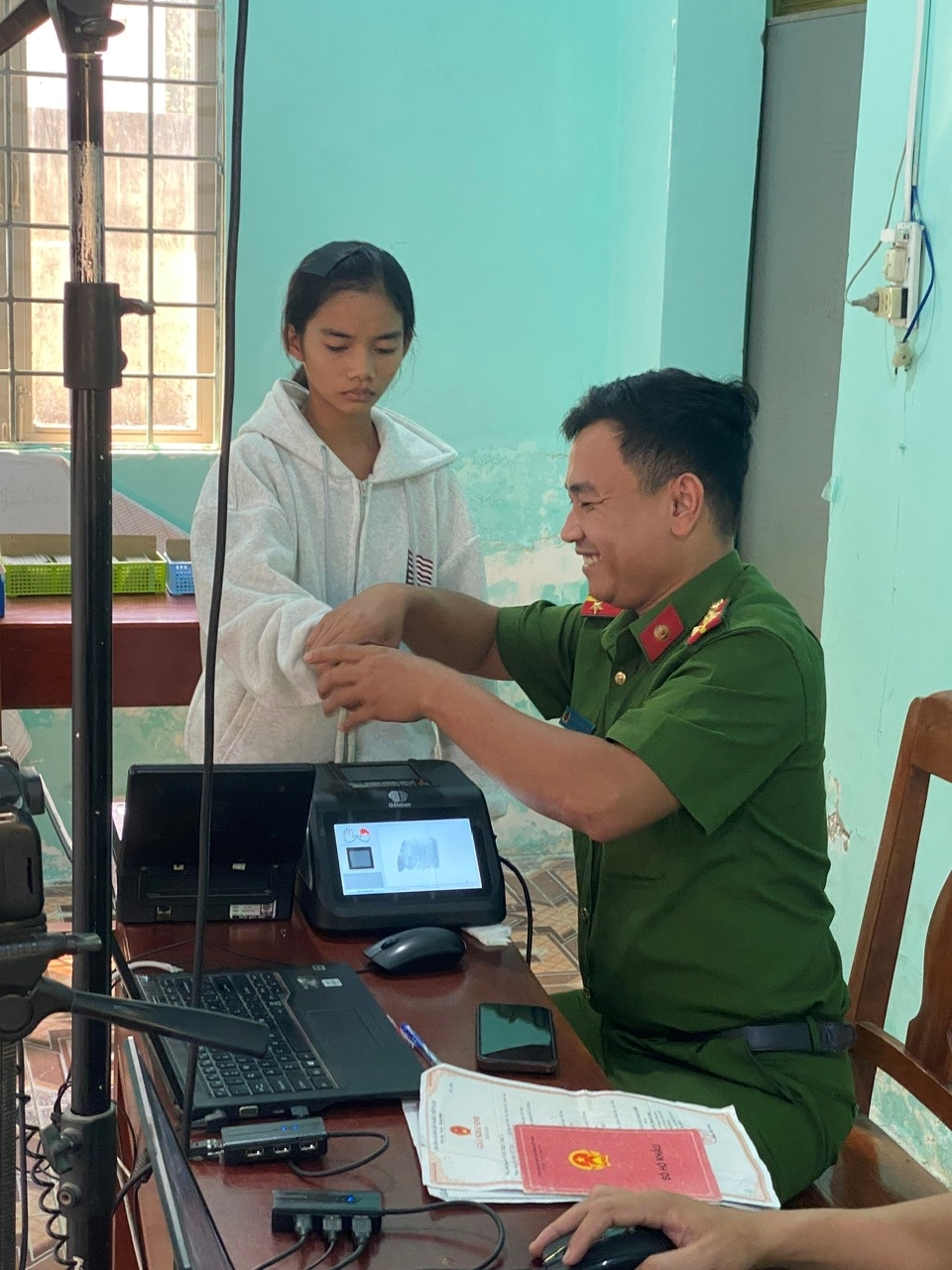 Công an xã Anh Dũng tích cực tuyên truyền, hỗ trợ làm Căn cước cho các em học sinh phục vụ các kỳ thi trong năm 2026