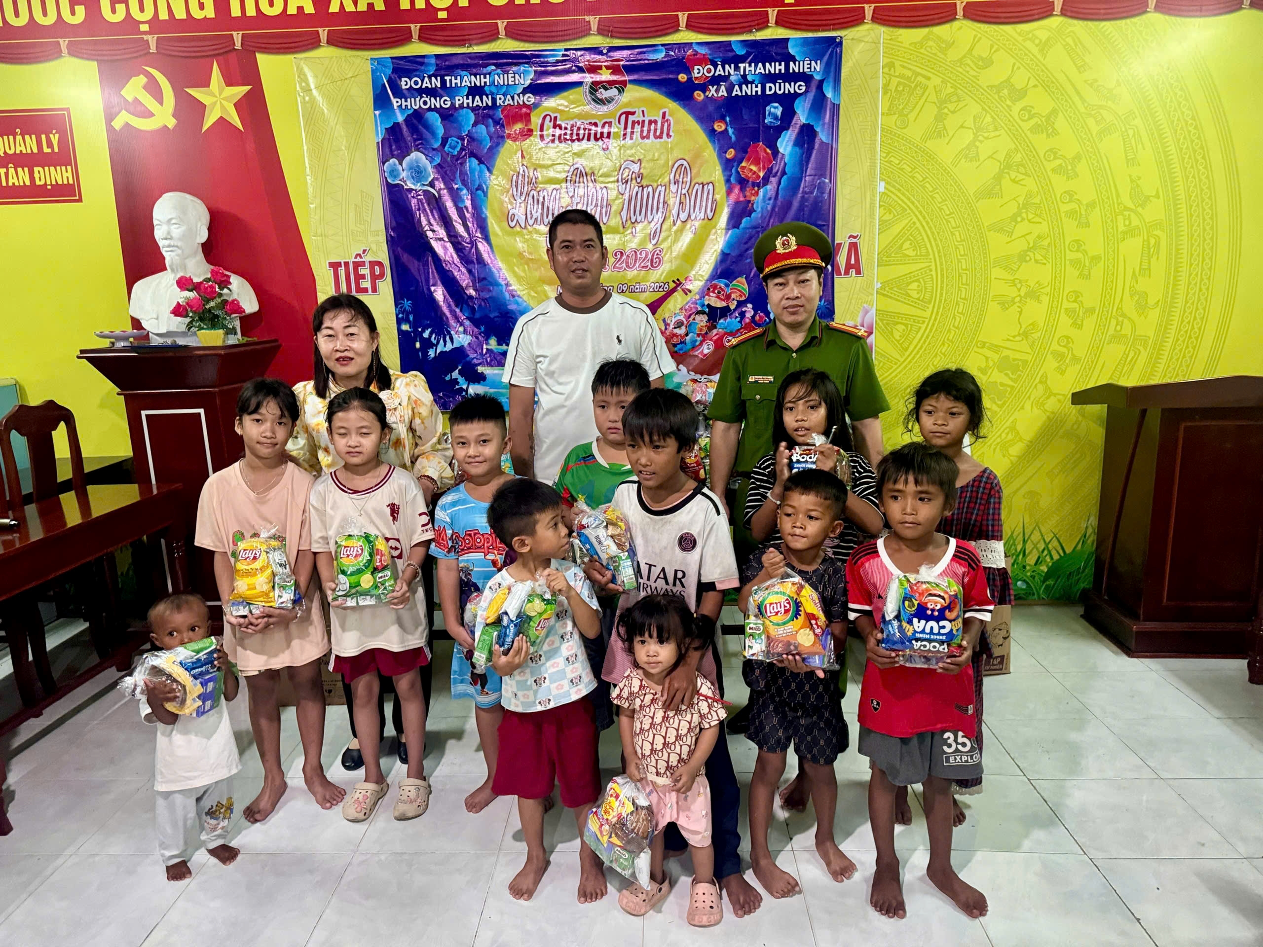 Công an xã Anh Dũng tổ chức Tết Trung thu cho thiếu nhi trên địa bàn