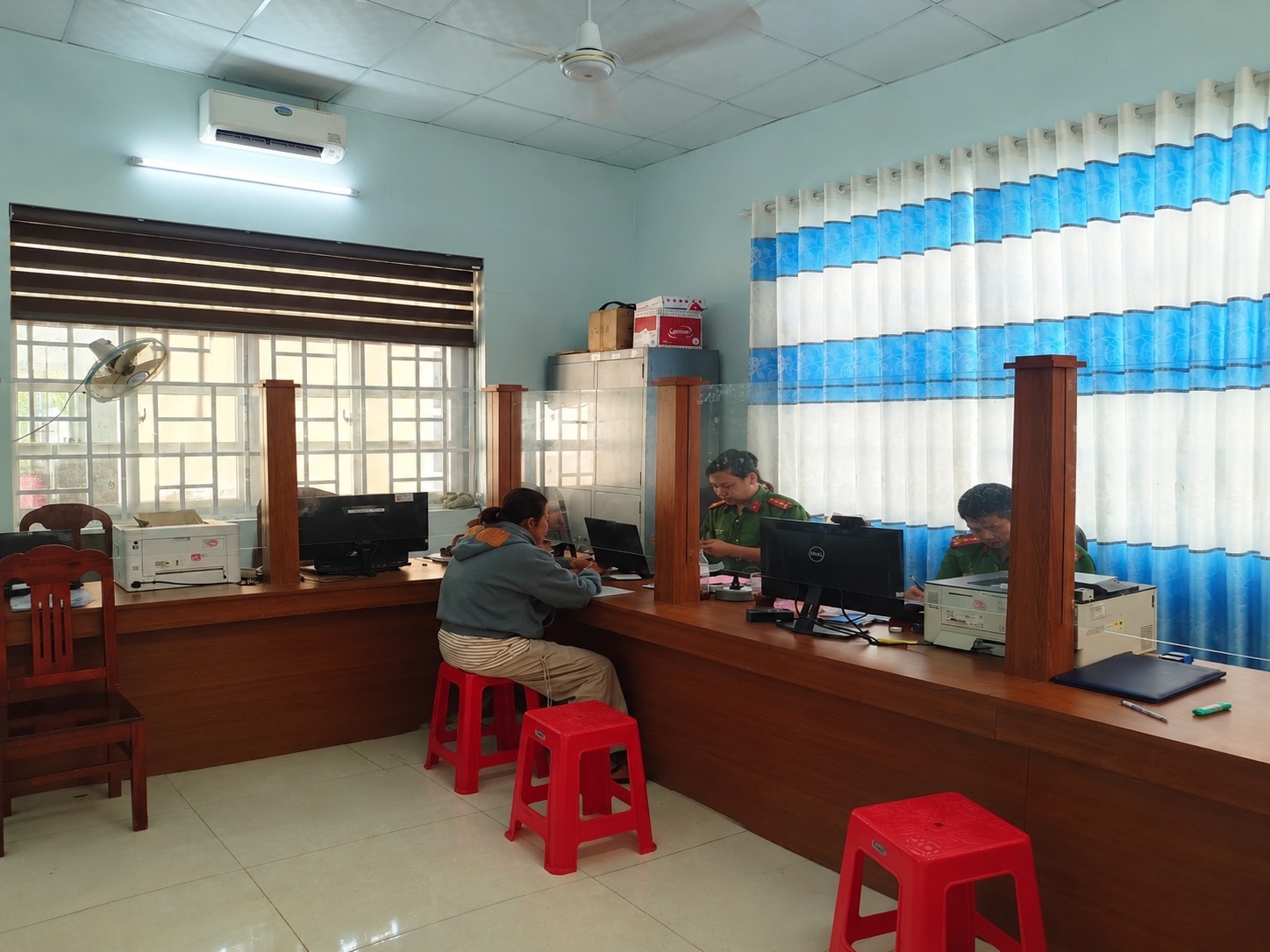 Công an xã Anh Dũng đẩy mạnh tuyên truyền, hỗ trợ người dân thực hiện chuyển đổi số