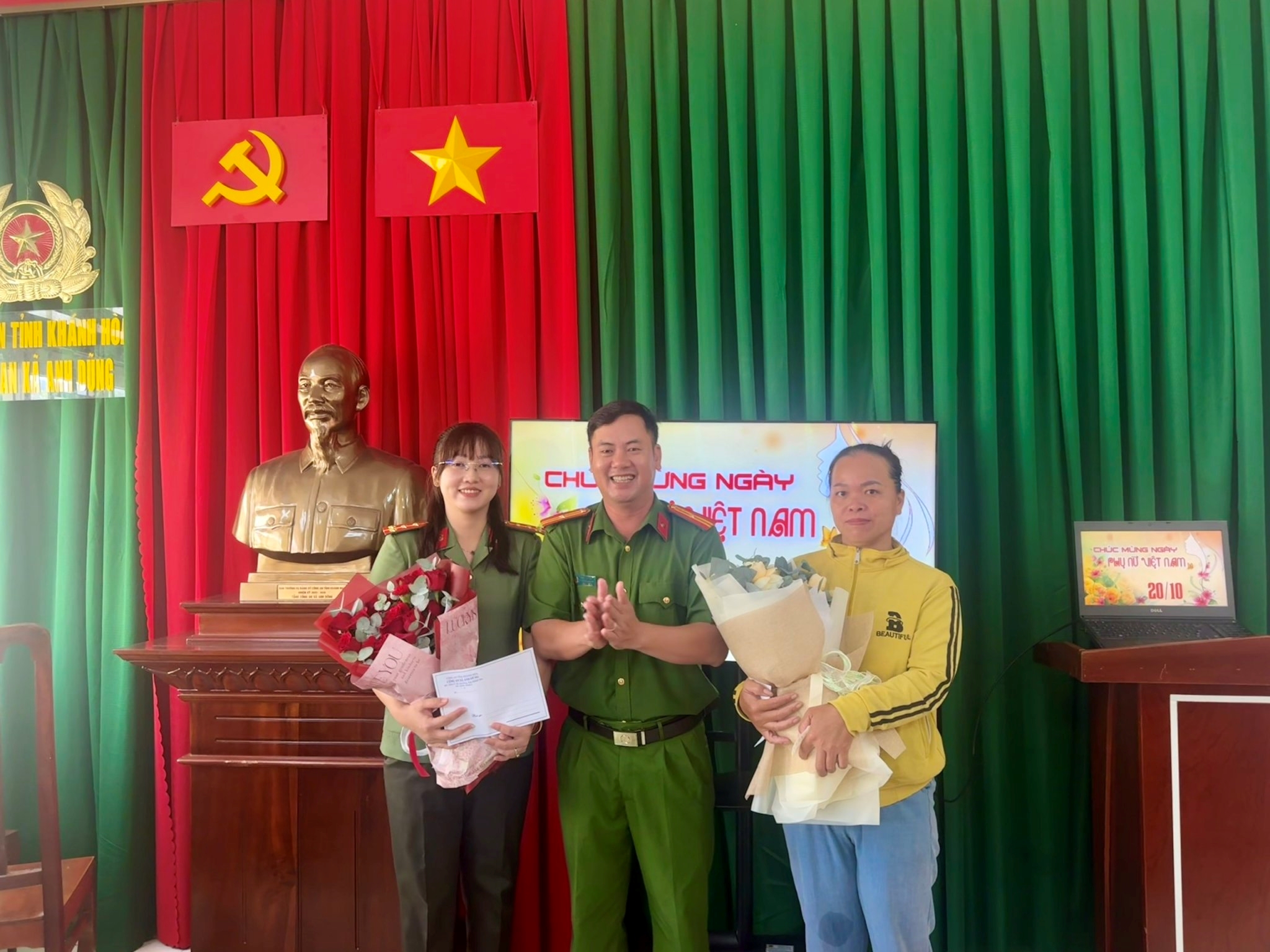 Công an xã Anh Dũng tặng hoa và quà chúc mừng Ngày Phụ nữ Việt Nam 20/10