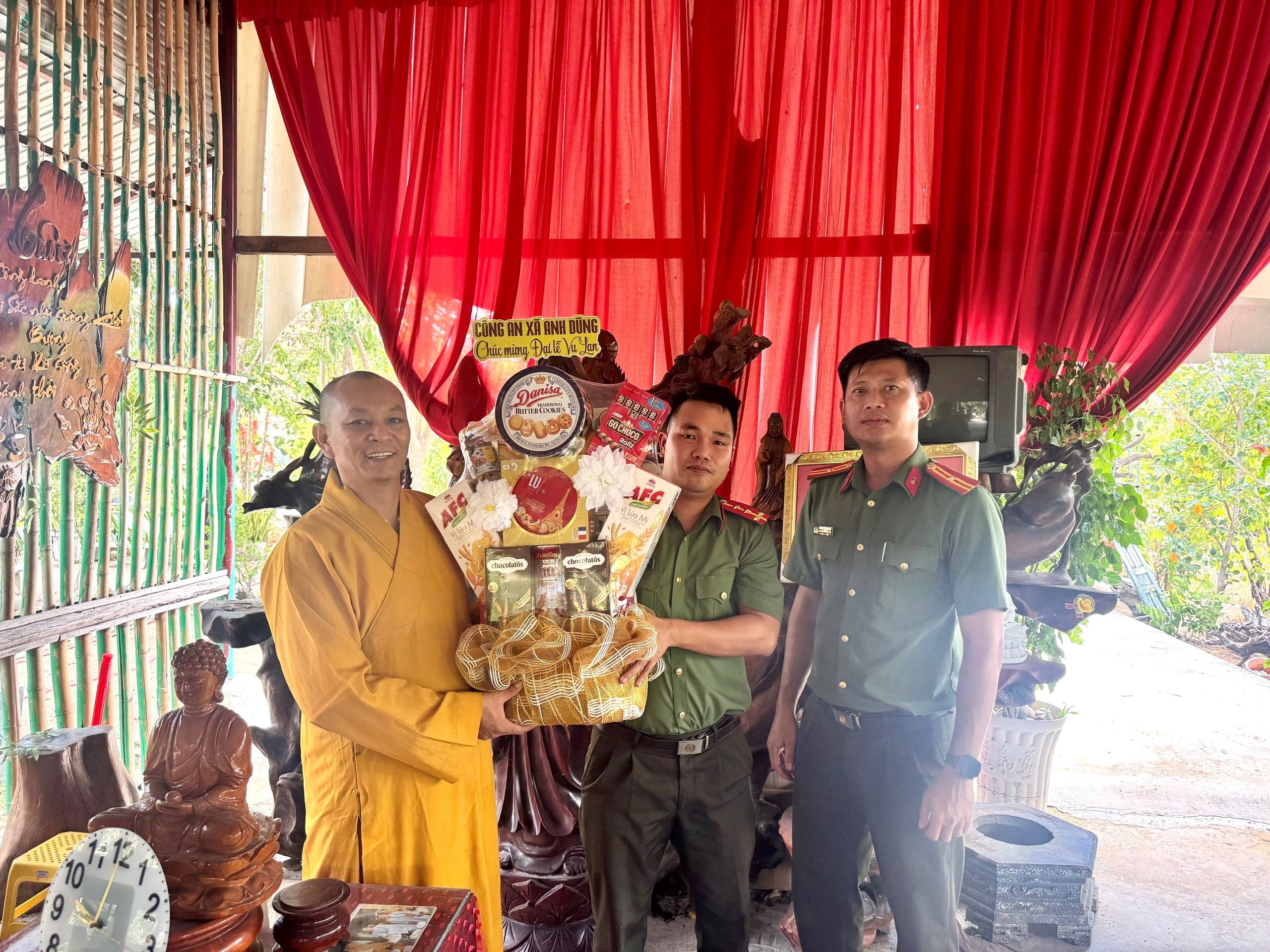Công an xã Anh Dũng thăm, chúc mừng cơ sở thờ tự nhân dịp Lễ Vu lan năm 2026