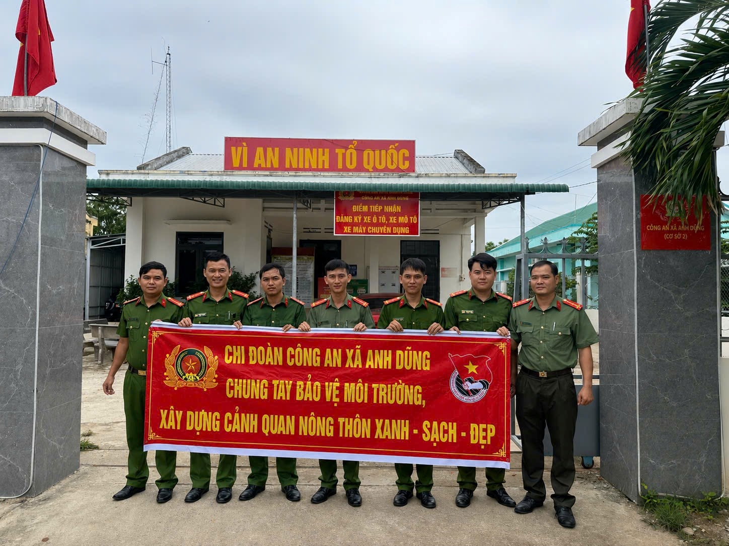 Chi đoàn Công an xã Anh Dũng chung tay bảo vệ môi trường, xây dựng cảnh quan nông thôn xanh - sạch - đẹp