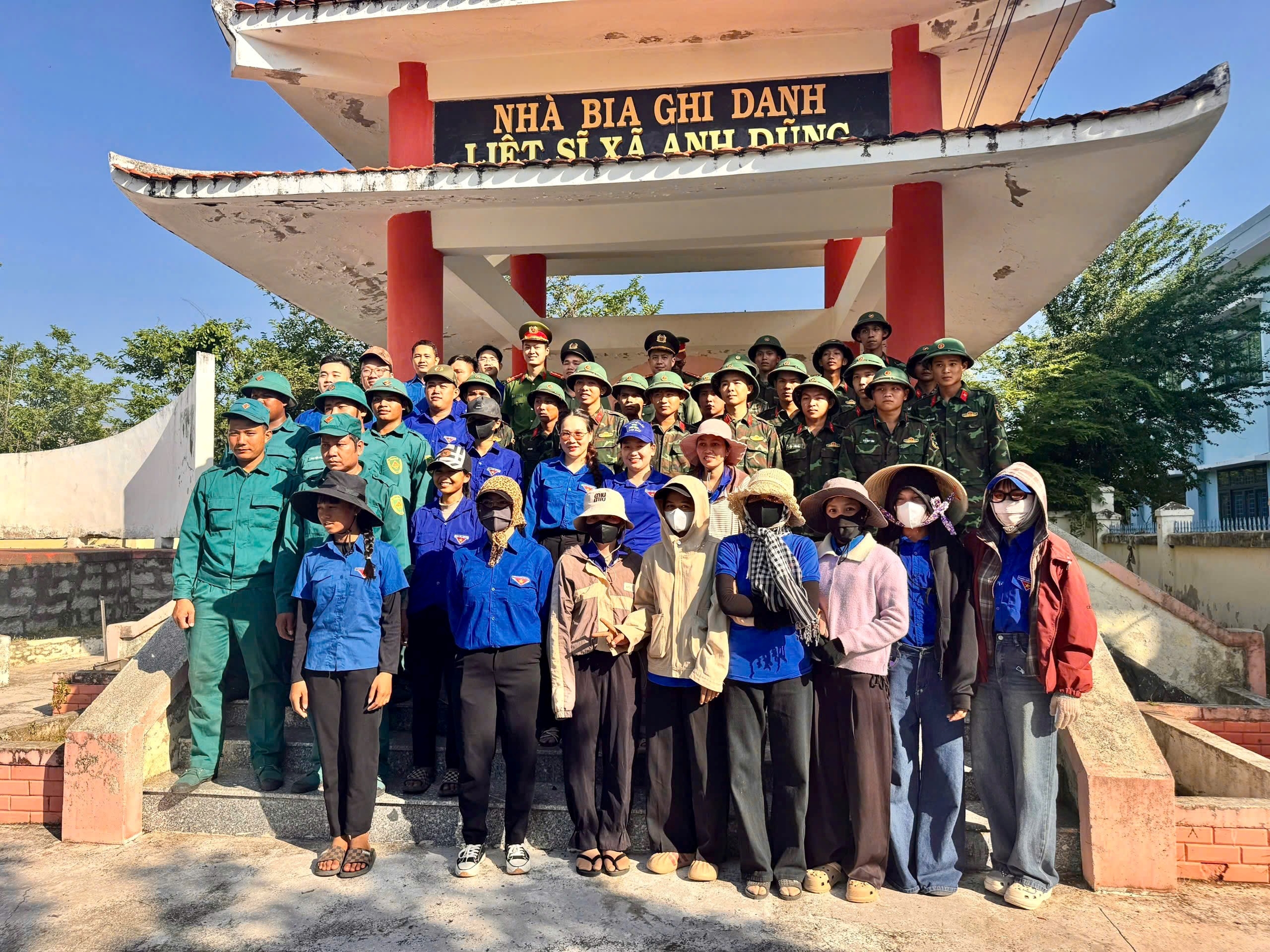 Chi đoàn Công an xã Anh Dũng phối hợp với các đơn vị trên địa bàn tổ chức các hoạt động tri ân nhân kỷ niệm 79 năm Ngày Thương binh - Liệt sĩ